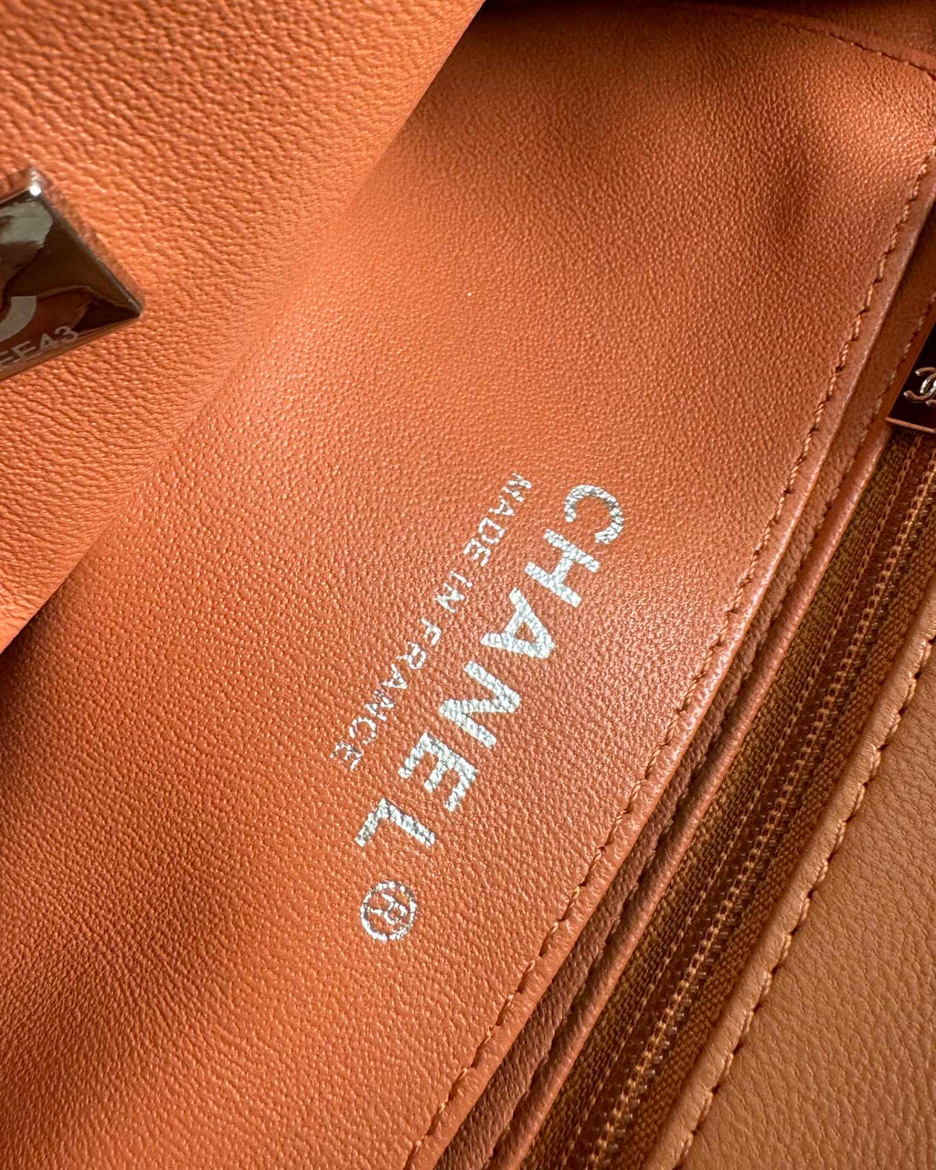 SAC À RABAT MINI 20 EN CUIR D'AGNEAU MARRON QUINCAILLERIE ARGENTÉE 
