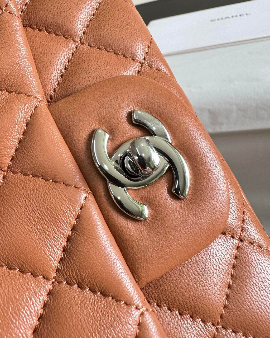 SAC À RABAT MINI 20 EN CUIR D'AGNEAU MARRON QUINCAILLERIE ARGENTÉE 