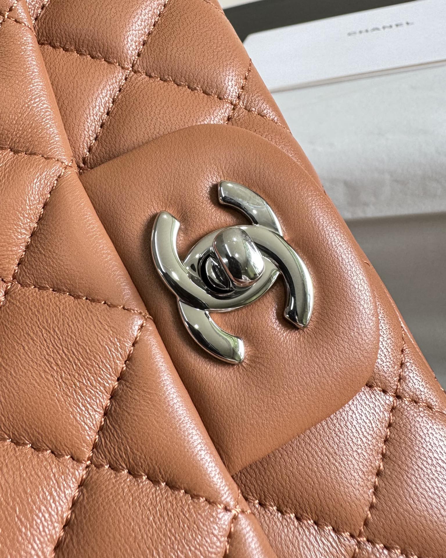 SAC À RABAT MINI 20 EN CUIR D'AGNEAU MARRON QUINCAILLERIE ARGENTÉE 