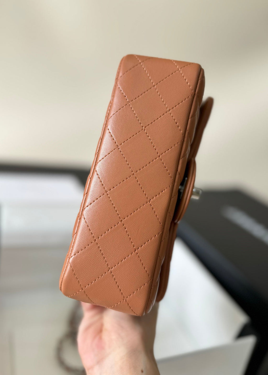 SAC À RABAT MINI 20 EN CUIR D'AGNEAU MARRON QUINCAILLERIE ARGENTÉE 