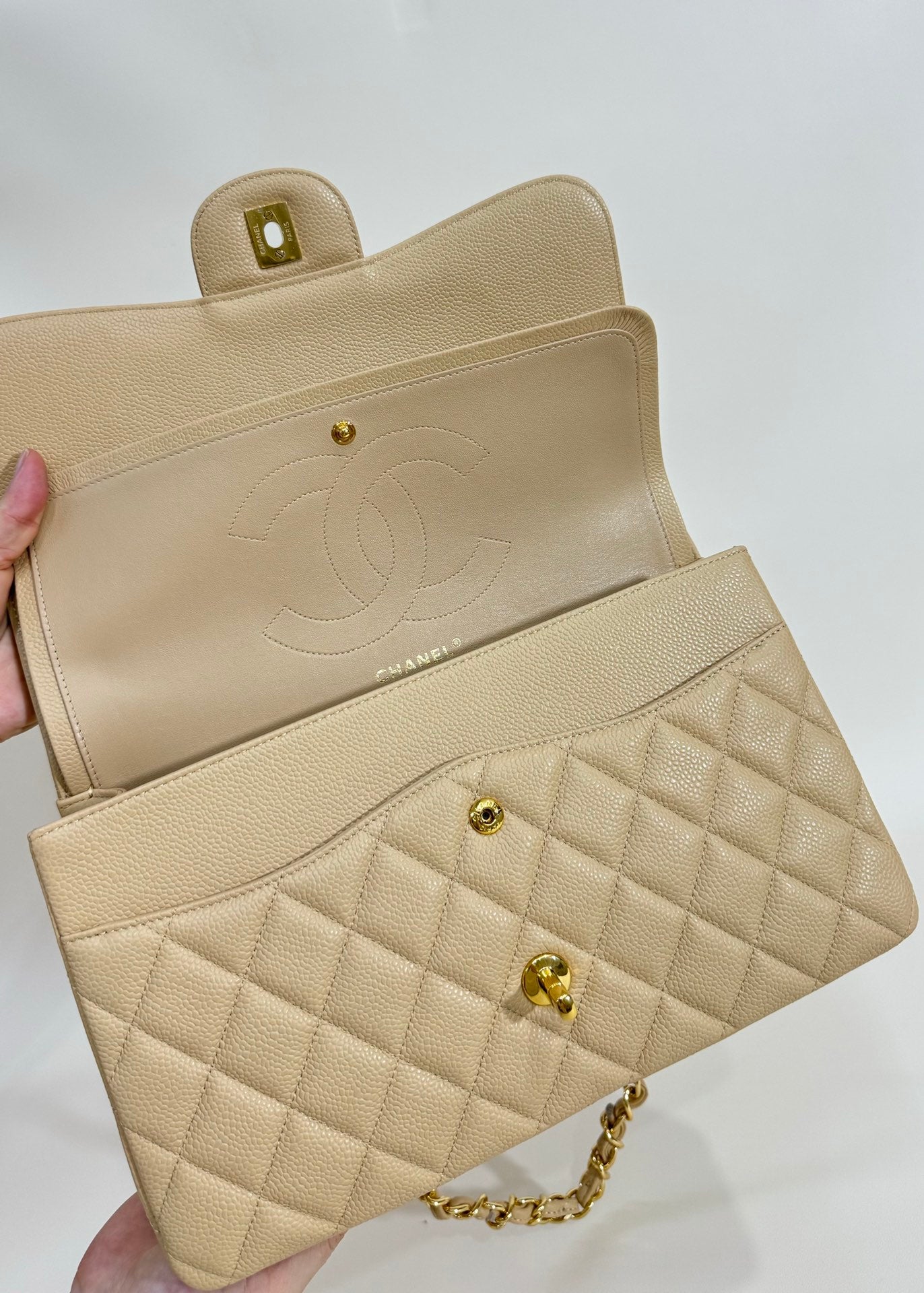 FLAP BAG MEDIUM 25 BEIGE CAVIAR GOLD HARDWARE