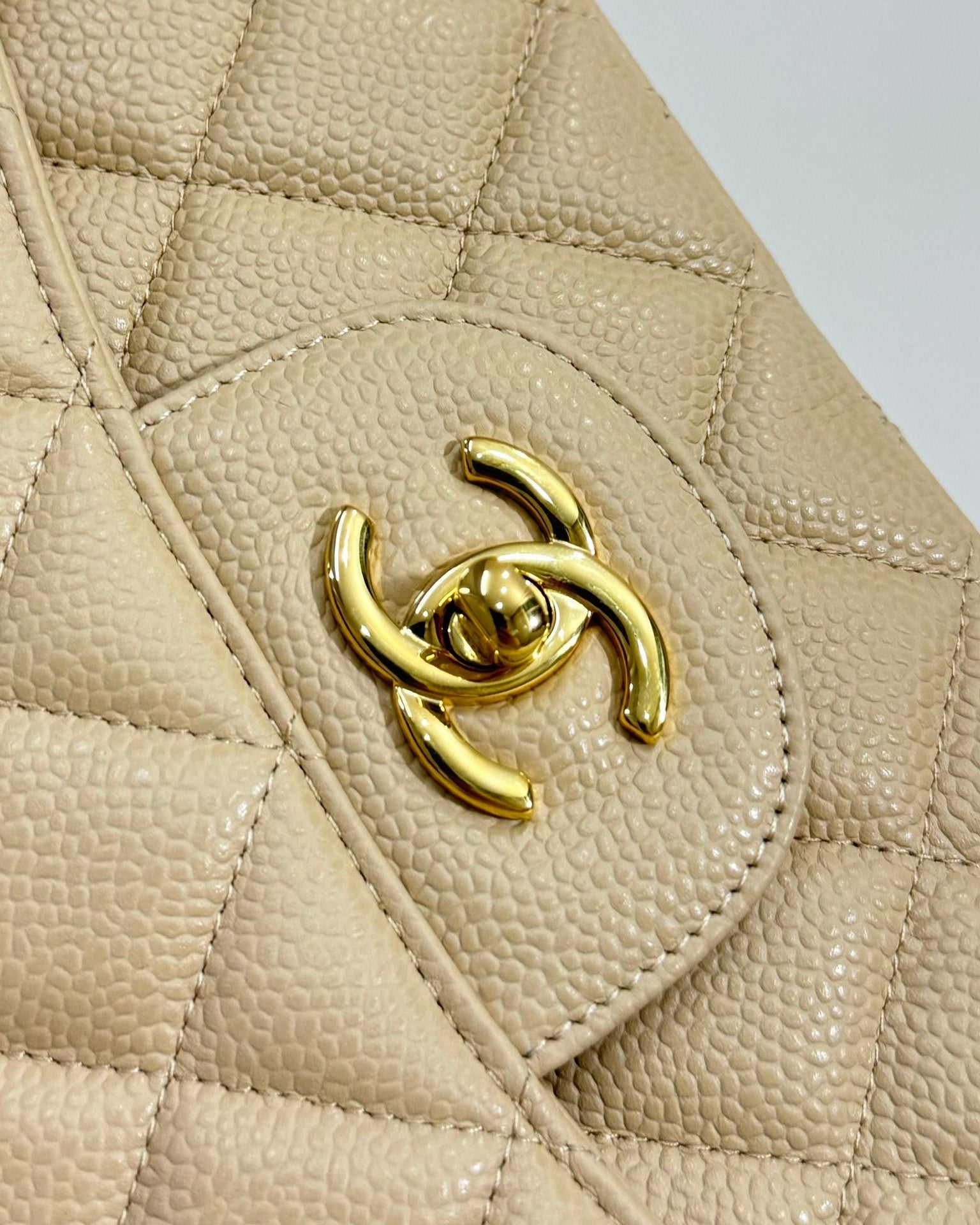 FLAP BAG MEDIUM 25 BEIGE CAVIAR GOLD HARDWARE