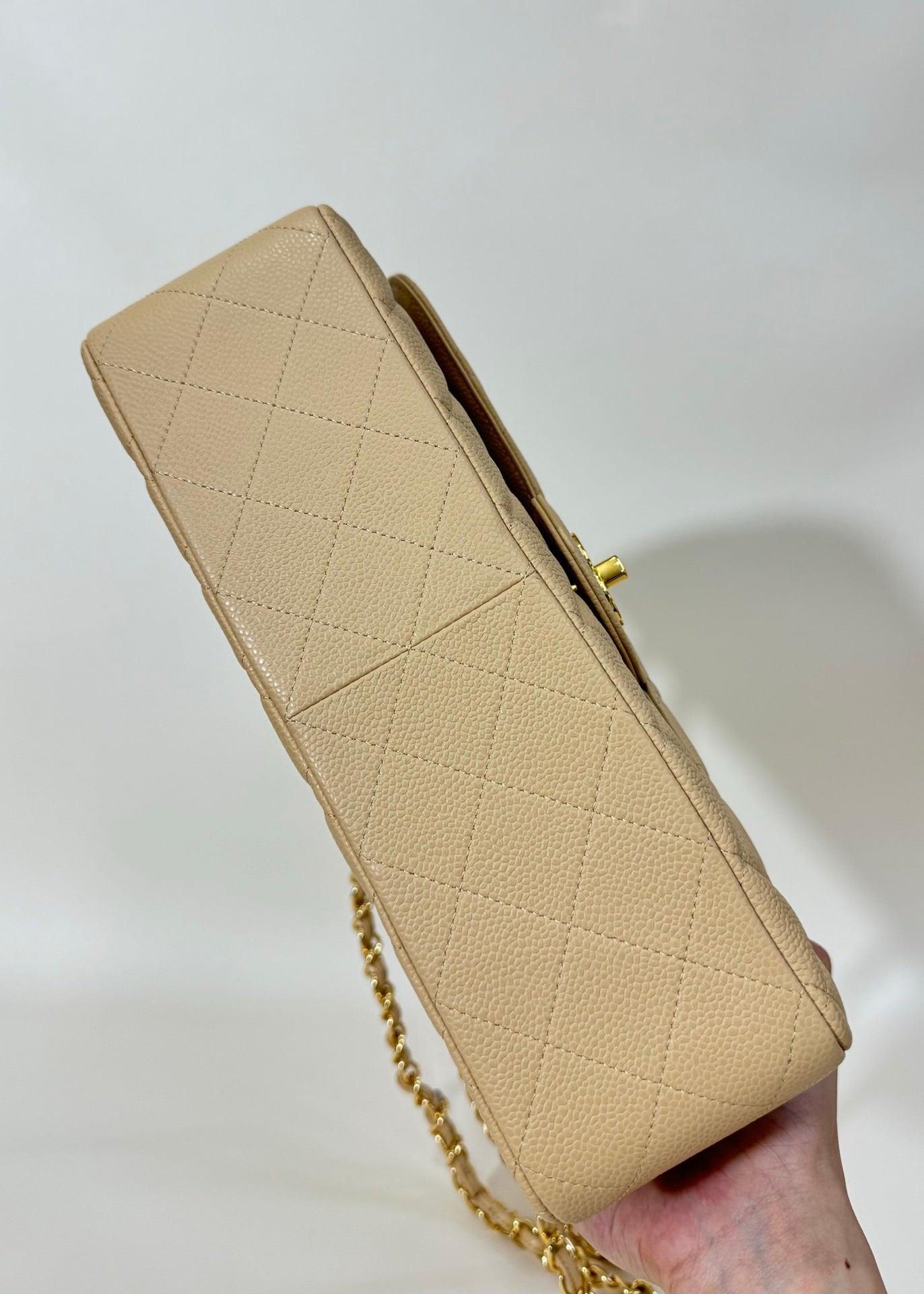 FLAP BAG MEDIUM 25 BEIGE CAVIAR GOLD HARDWARE
