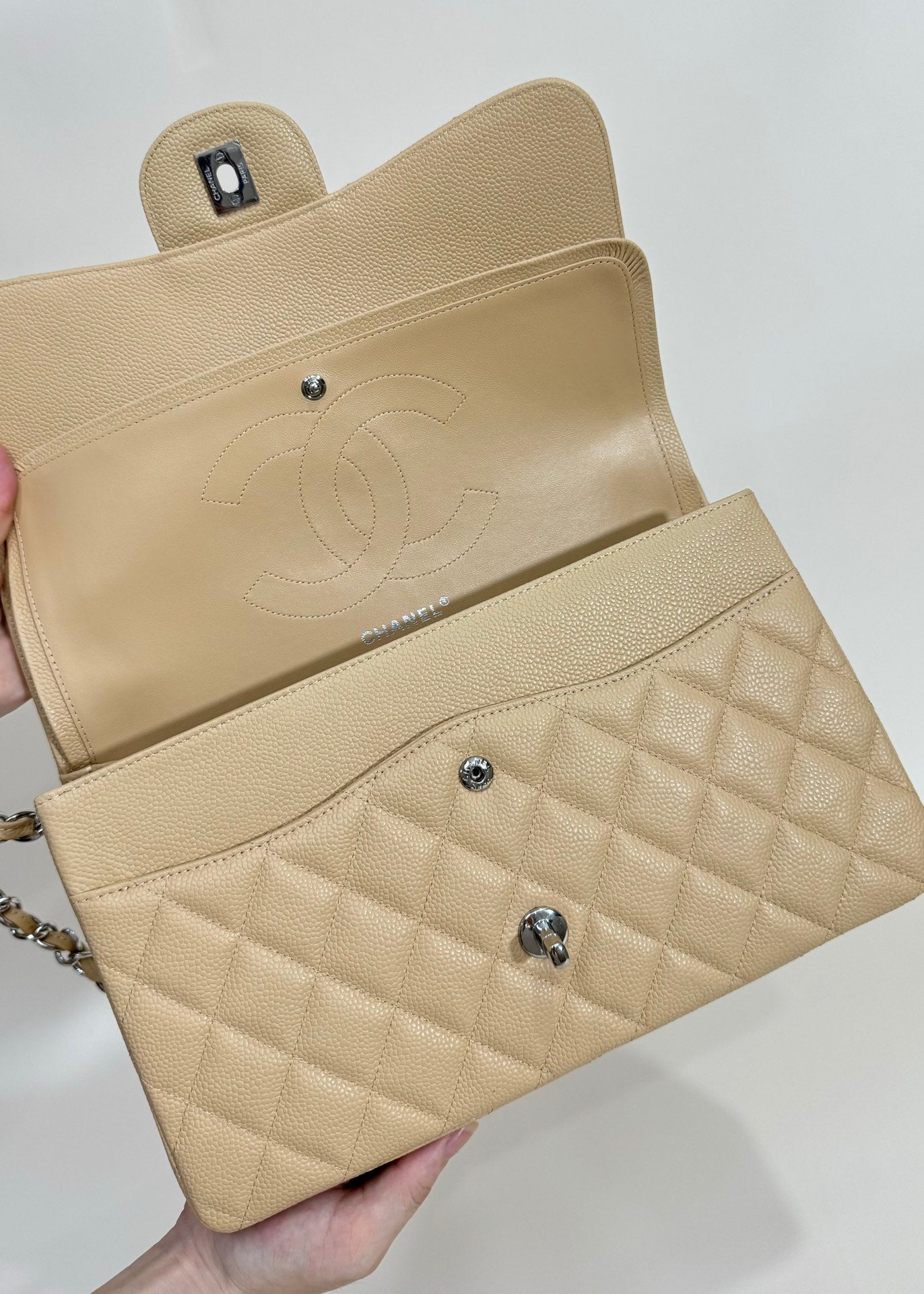 SAC À RABAT MOYEN 25 BEIGE CAVIAR QUINCAILLERIE ARGENTÉE