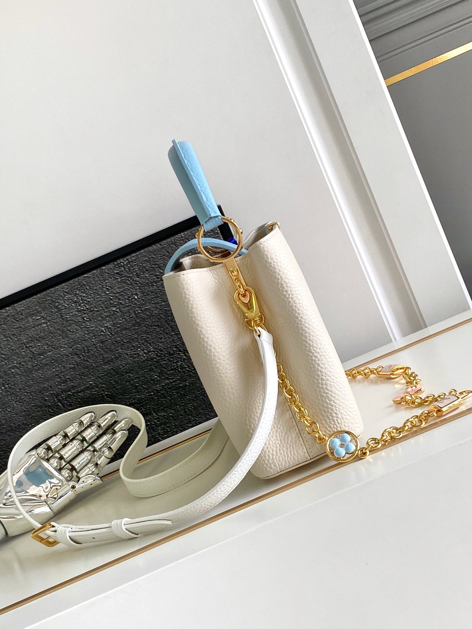 CAPUCINES BB 27 EN BLANC PERLE MIX BLEU CIEL TAURILLON QUINCAILLERIE OR