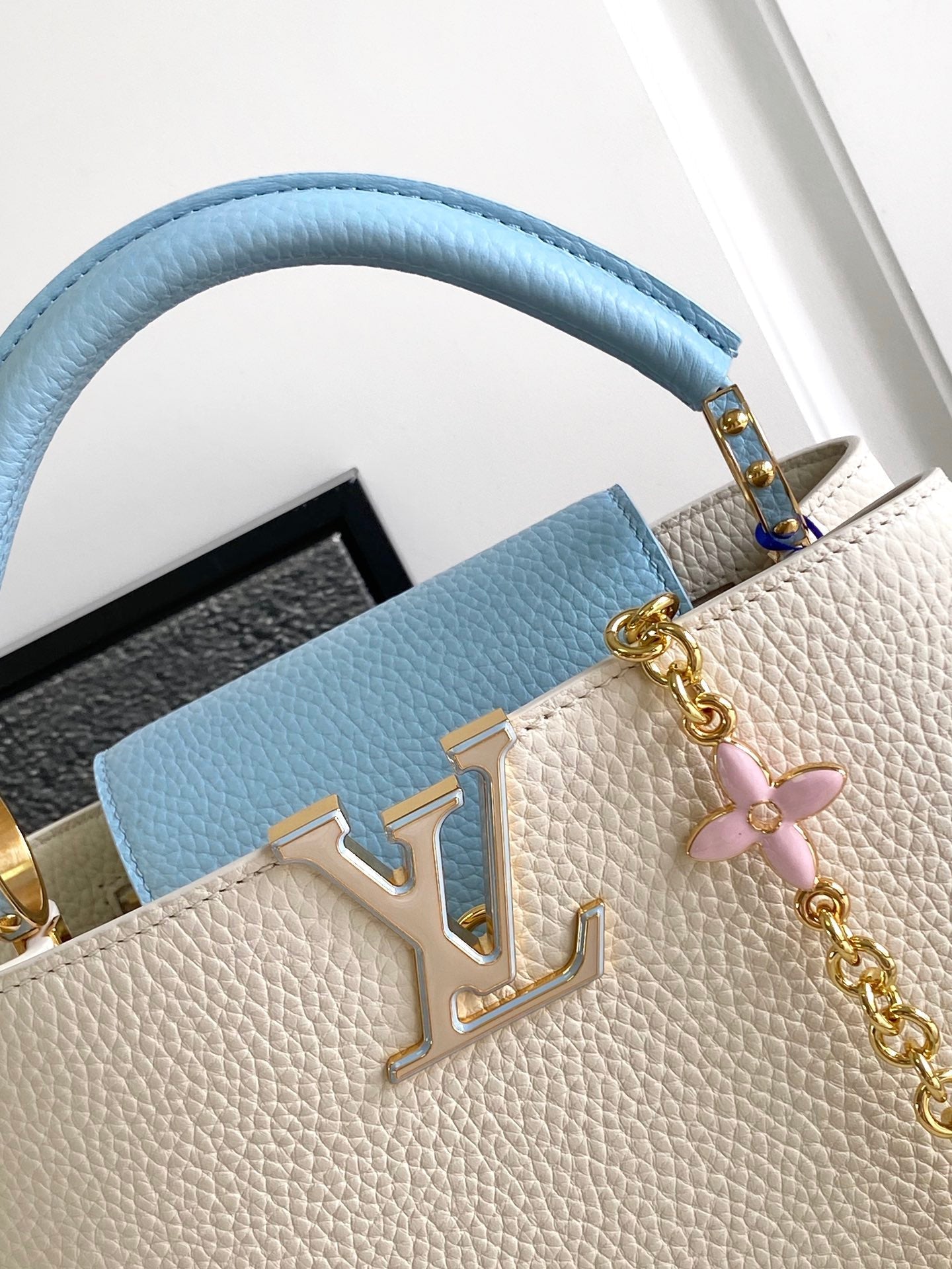 CAPUCINES BB 27 EN BLANC PERLE MIX BLEU CIEL TAURILLON QUINCAILLERIE OR