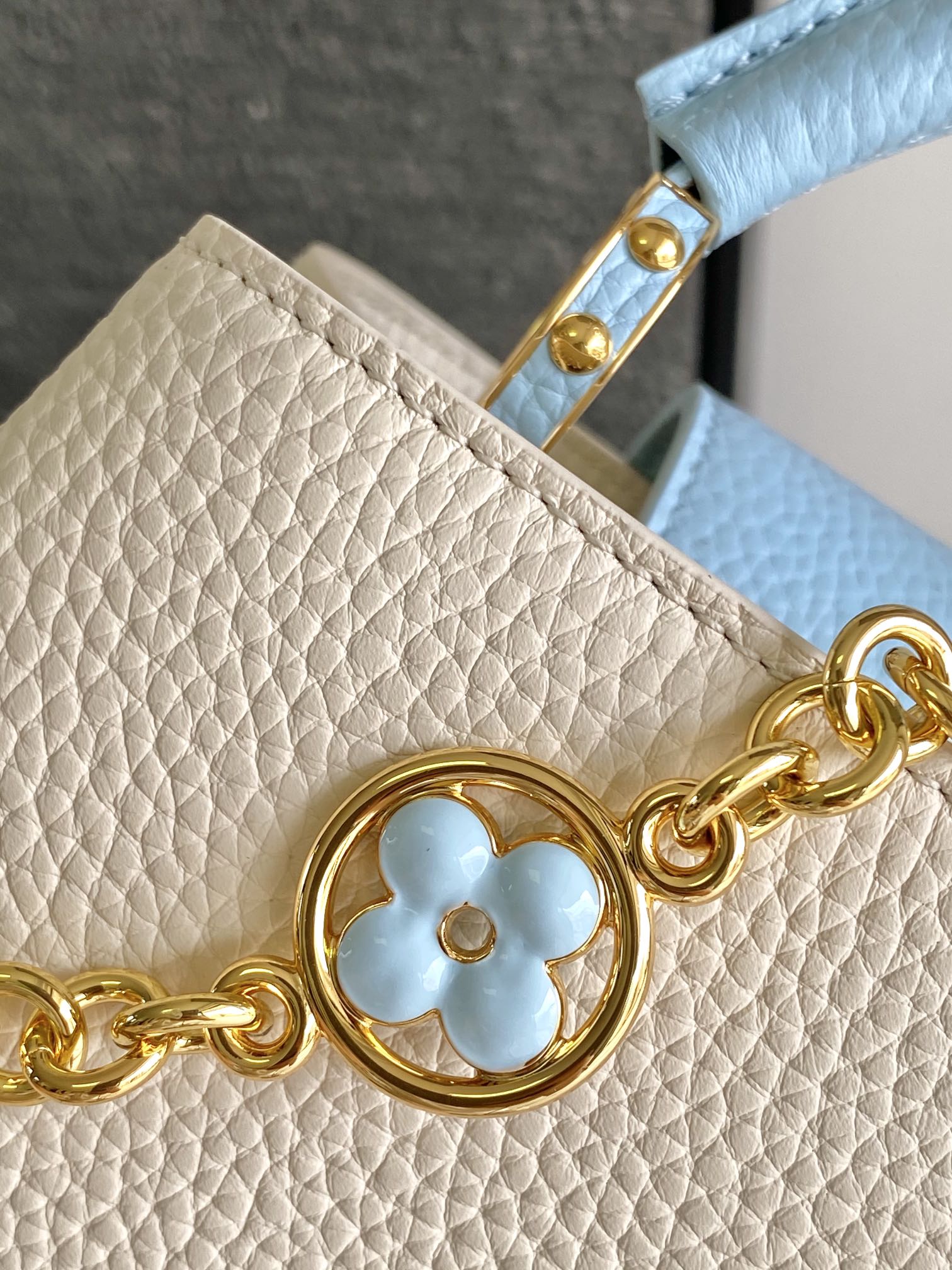 CAPUCINES BB 27 EN BLANC PERLE MIX BLEU CIEL TAURILLON QUINCAILLERIE OR