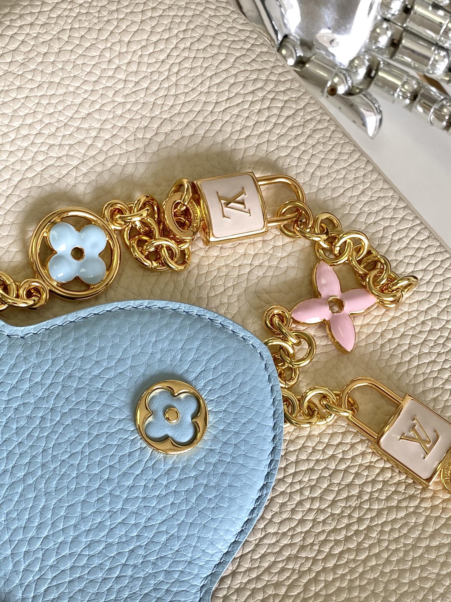 CAPUCINES BB 27 EN BLANC PERLE MIX BLEU CIEL TAURILLON QUINCAILLERIE OR