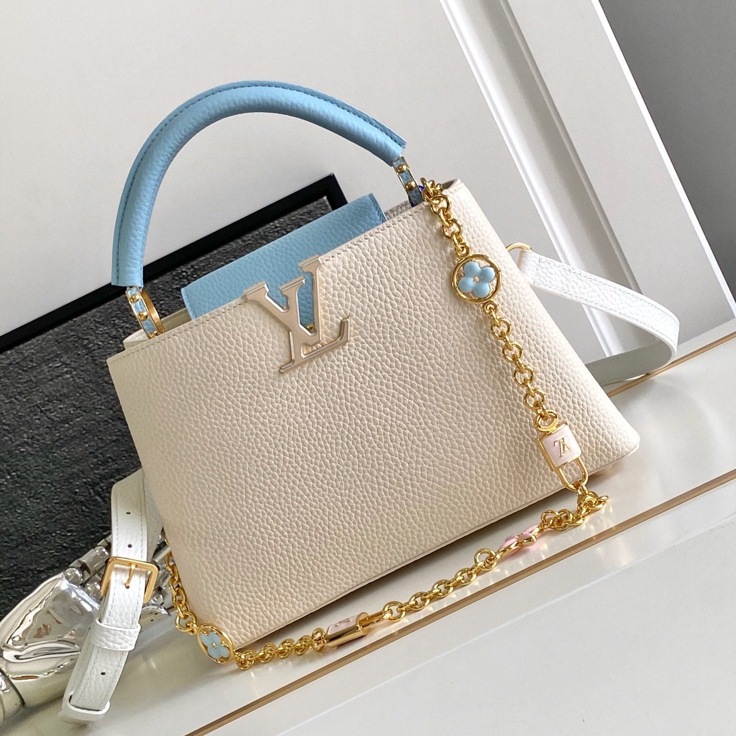 CAPUCINES BB 27 EN BLANC PERLE MIX BLEU CIEL TAURILLON QUINCAILLERIE OR