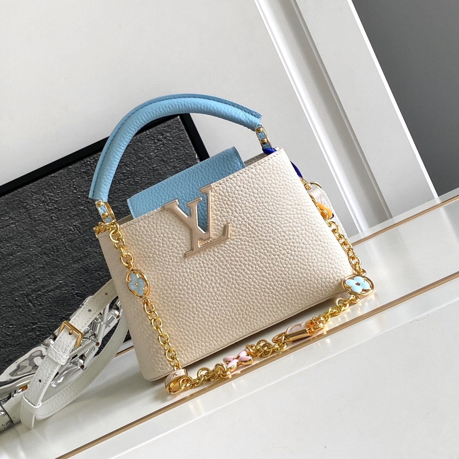 CAPUCINES MINI 21 EN BLANC PERLE MIX BLEU CIEL TAURILLON QUINCAILLERIE OR