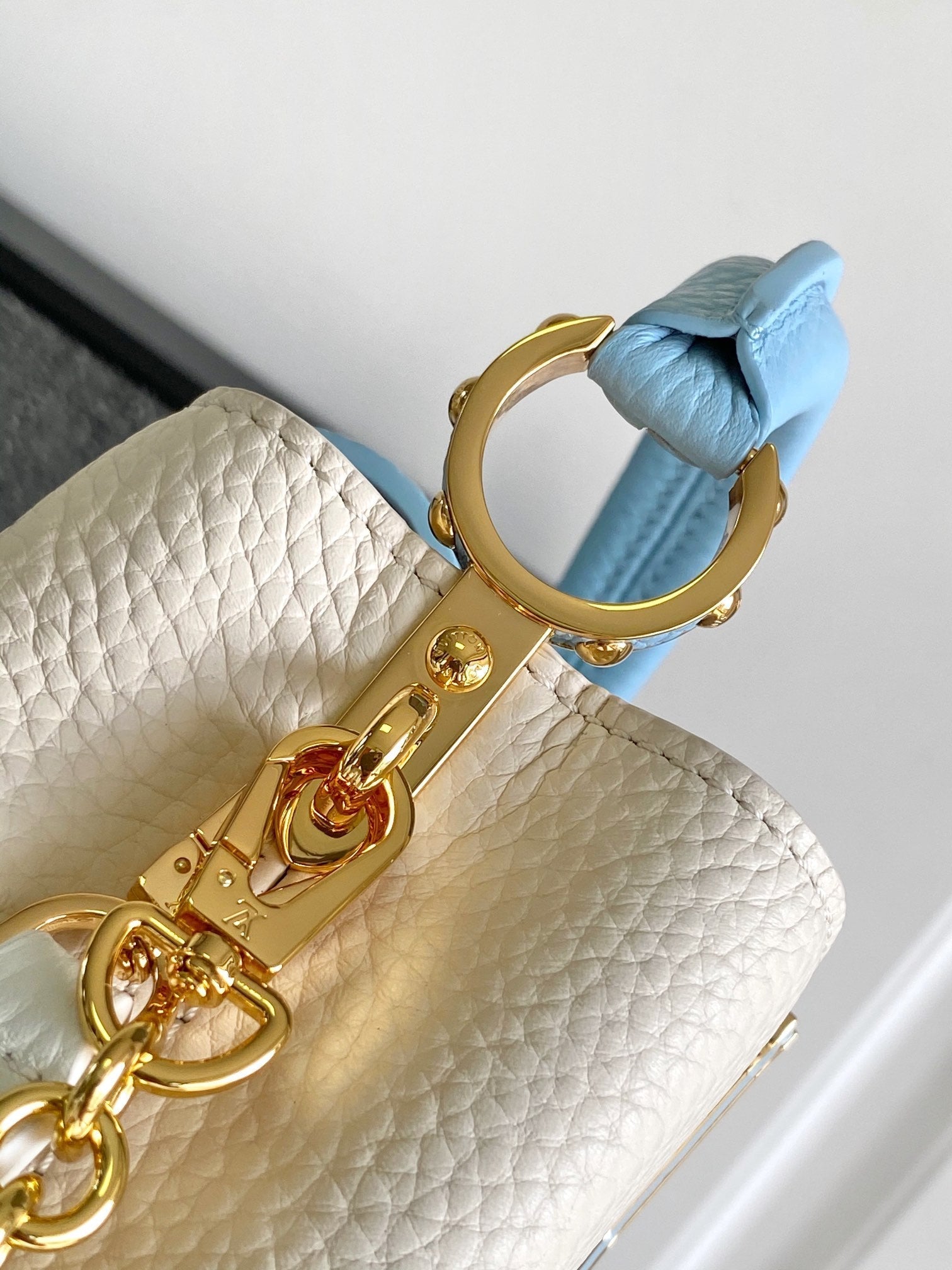 CAPUCINES NANO 16 EN BLANC PERLE MÉLANGÉ BLEU CIEL TAURILLON QUINCAILLERIE OR