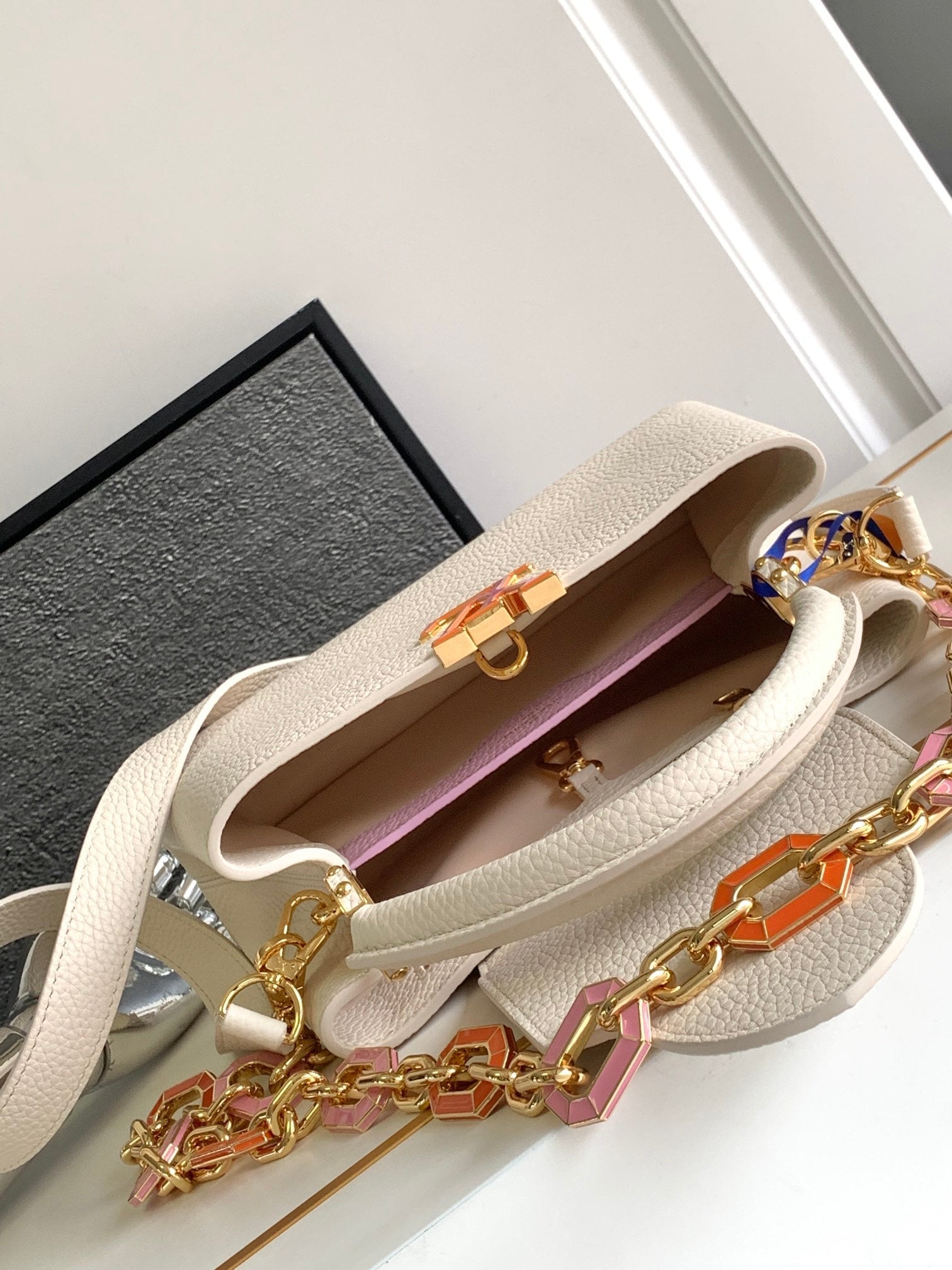 CAPUCINES BB 27 EN TAURILLON BLANC PERLE ACIER DORÉ