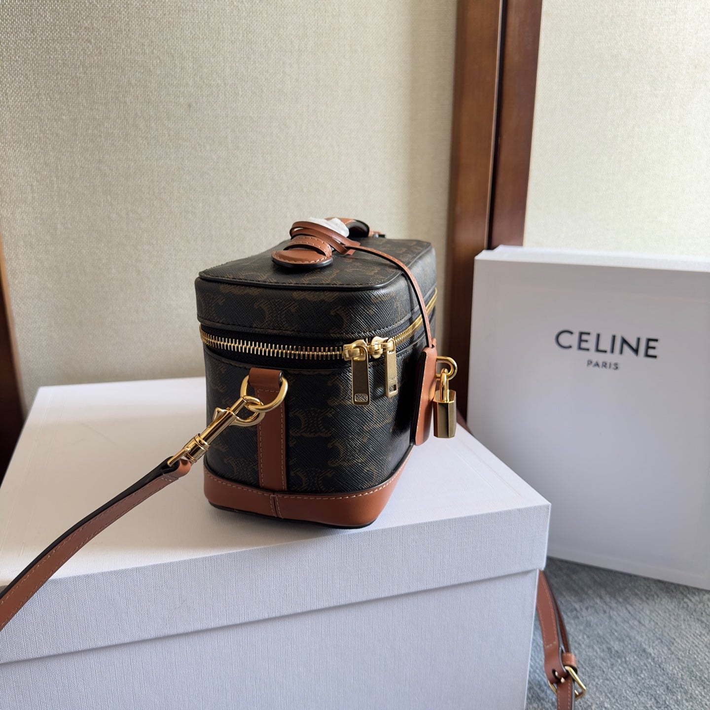 VANITY 18 ブラック トリオンフ キャンバスとブラウン カーフスキン ゴールド金具