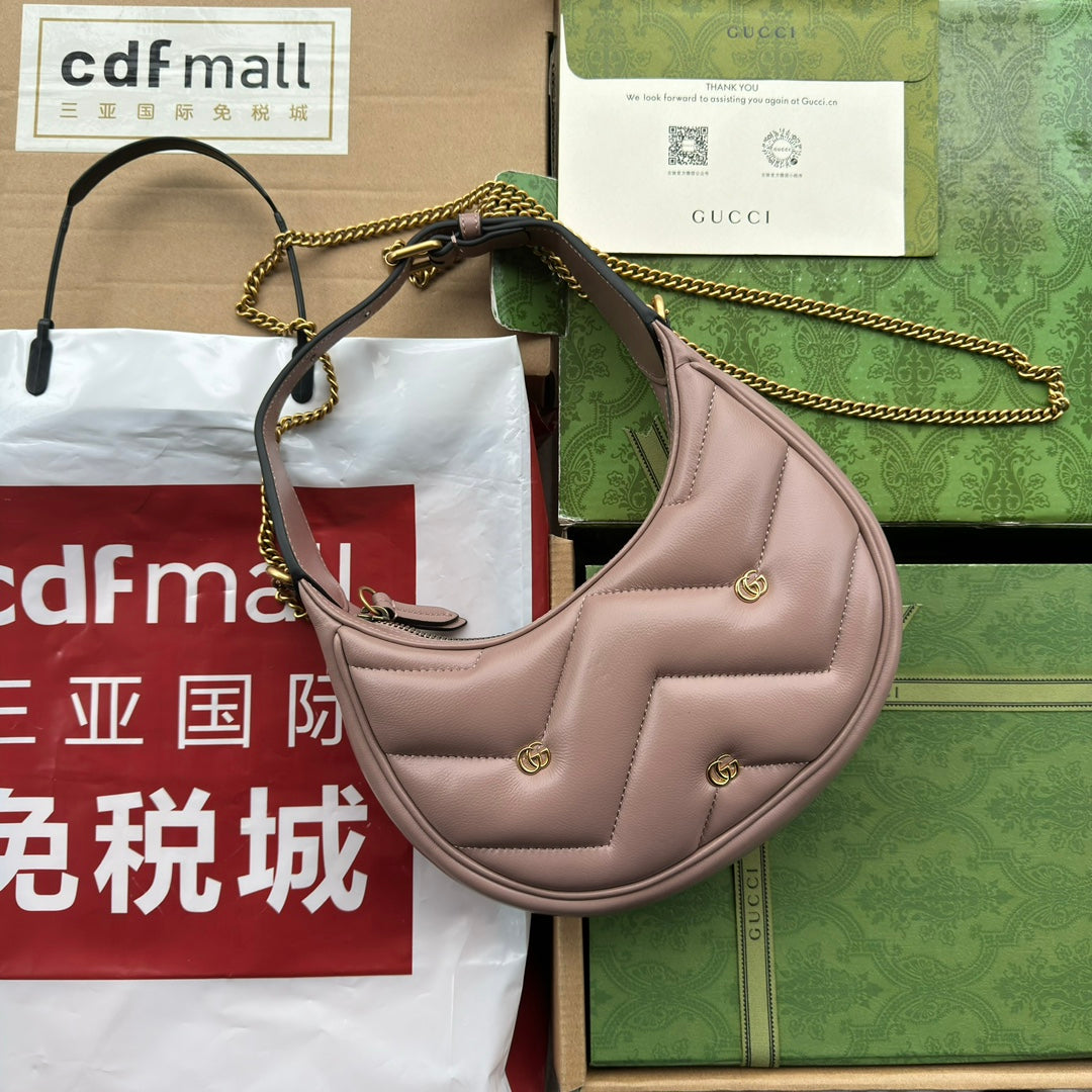 Sac GG Marmont en forme de demi-lune 21 cm en cuir de veau nude avec accastillage doré