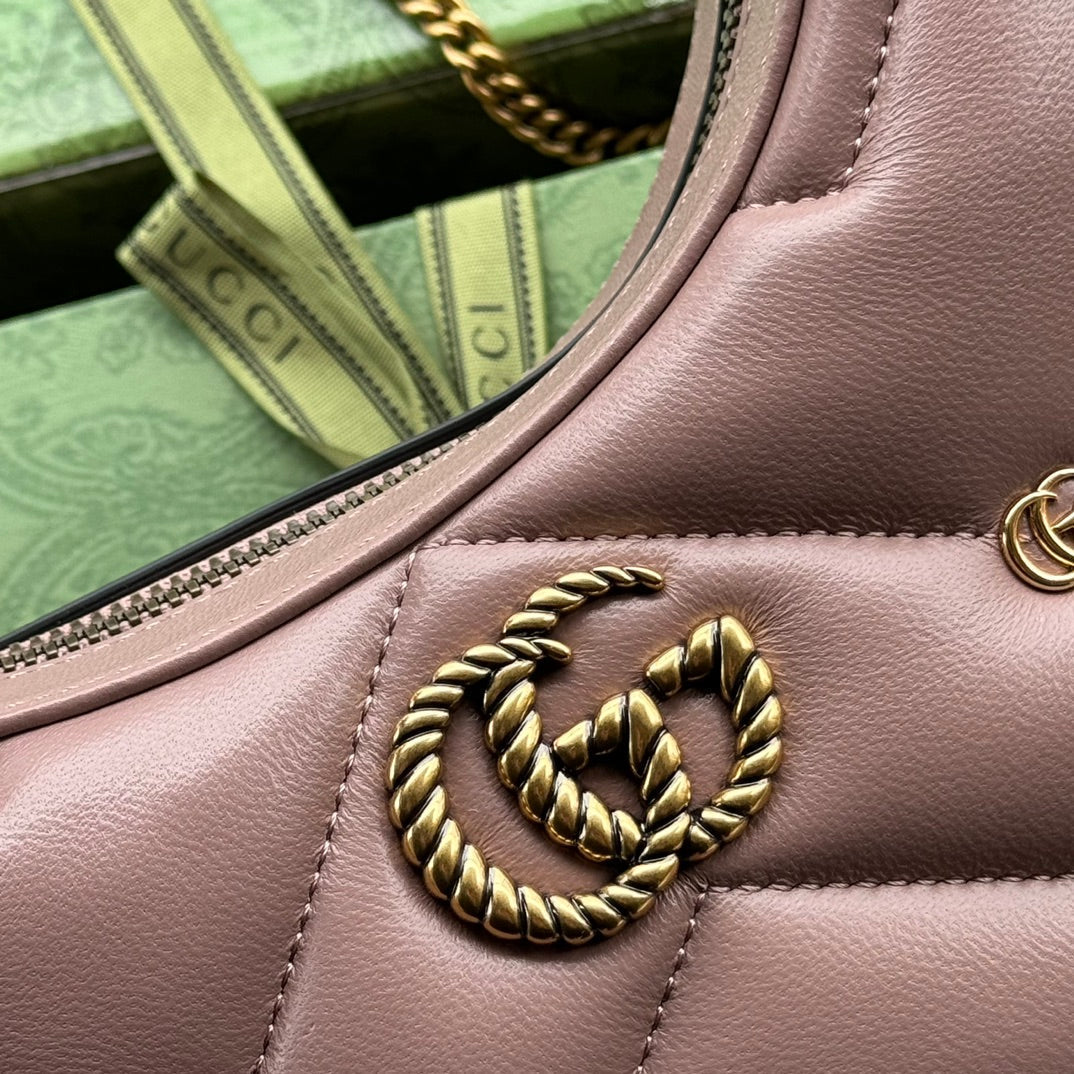 Sac GG Marmont en forme de demi-lune 21 cm en cuir de veau nude avec accastillage doré