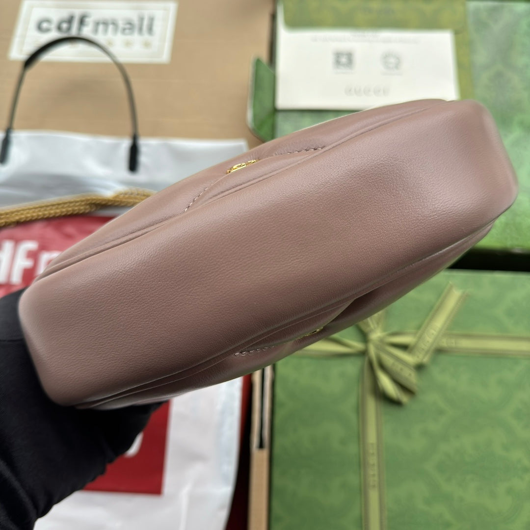 Sac GG Marmont en forme de demi-lune 21 cm en cuir de veau nude avec accastillage doré