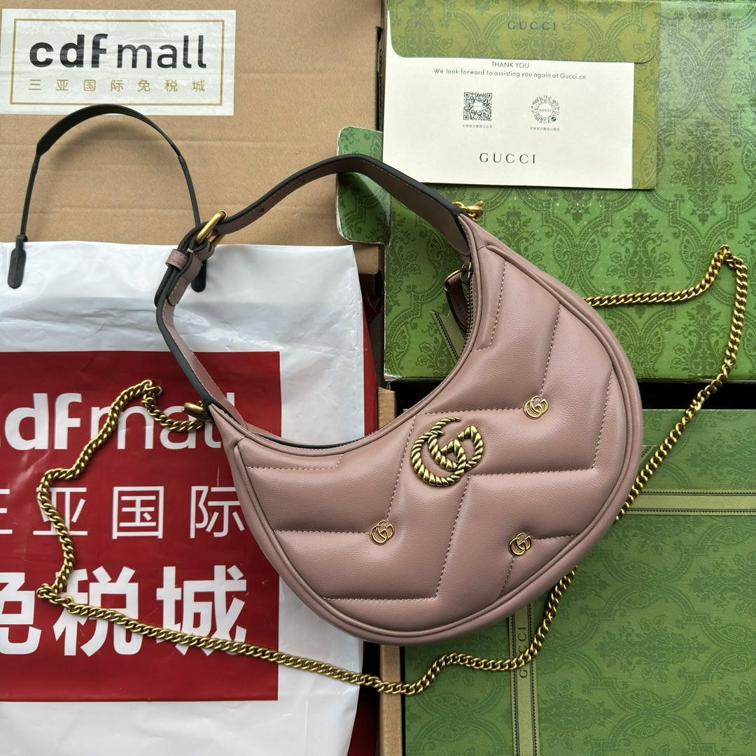 Sac GG Marmont en forme de demi-lune 21 cm en cuir de veau nude avec accastillage doré