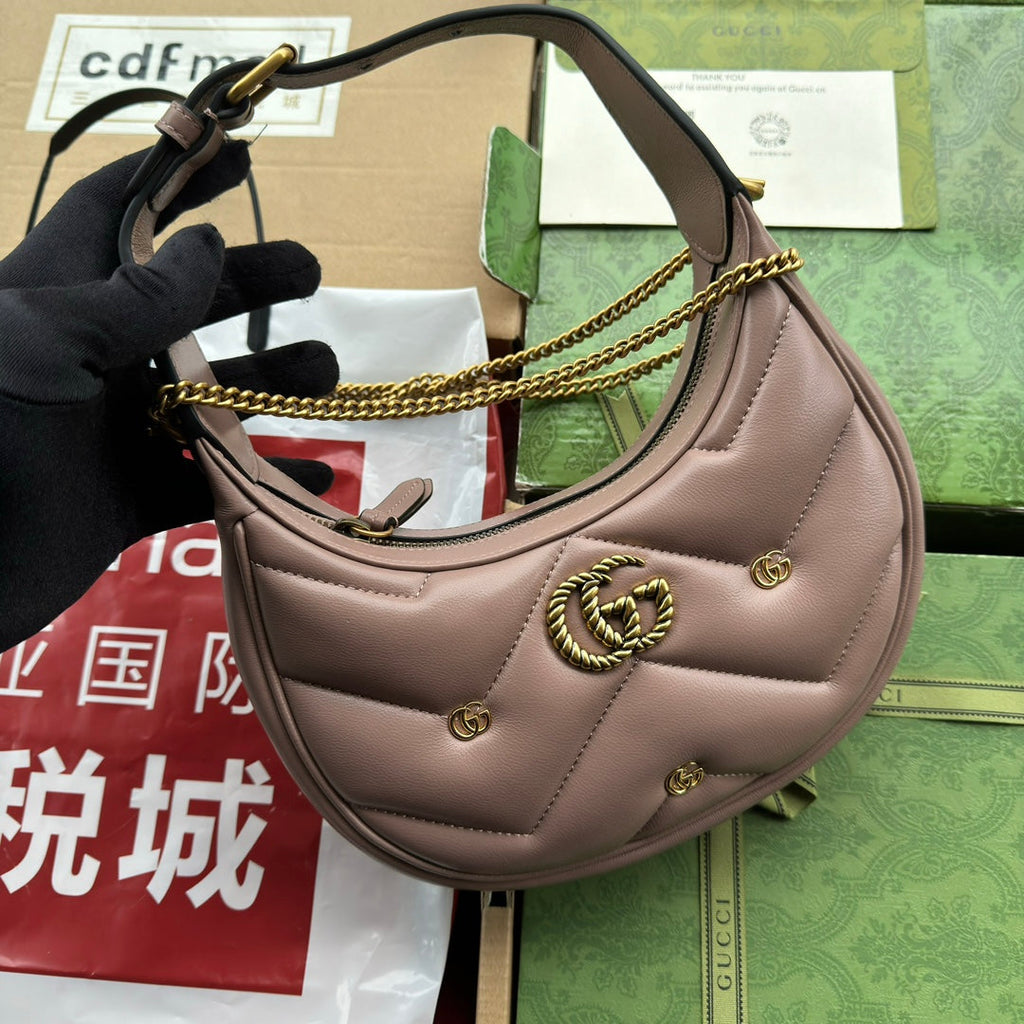 Sac GG Marmont en forme de demi-lune 21 cm en cuir de veau nude avec accastillage doré