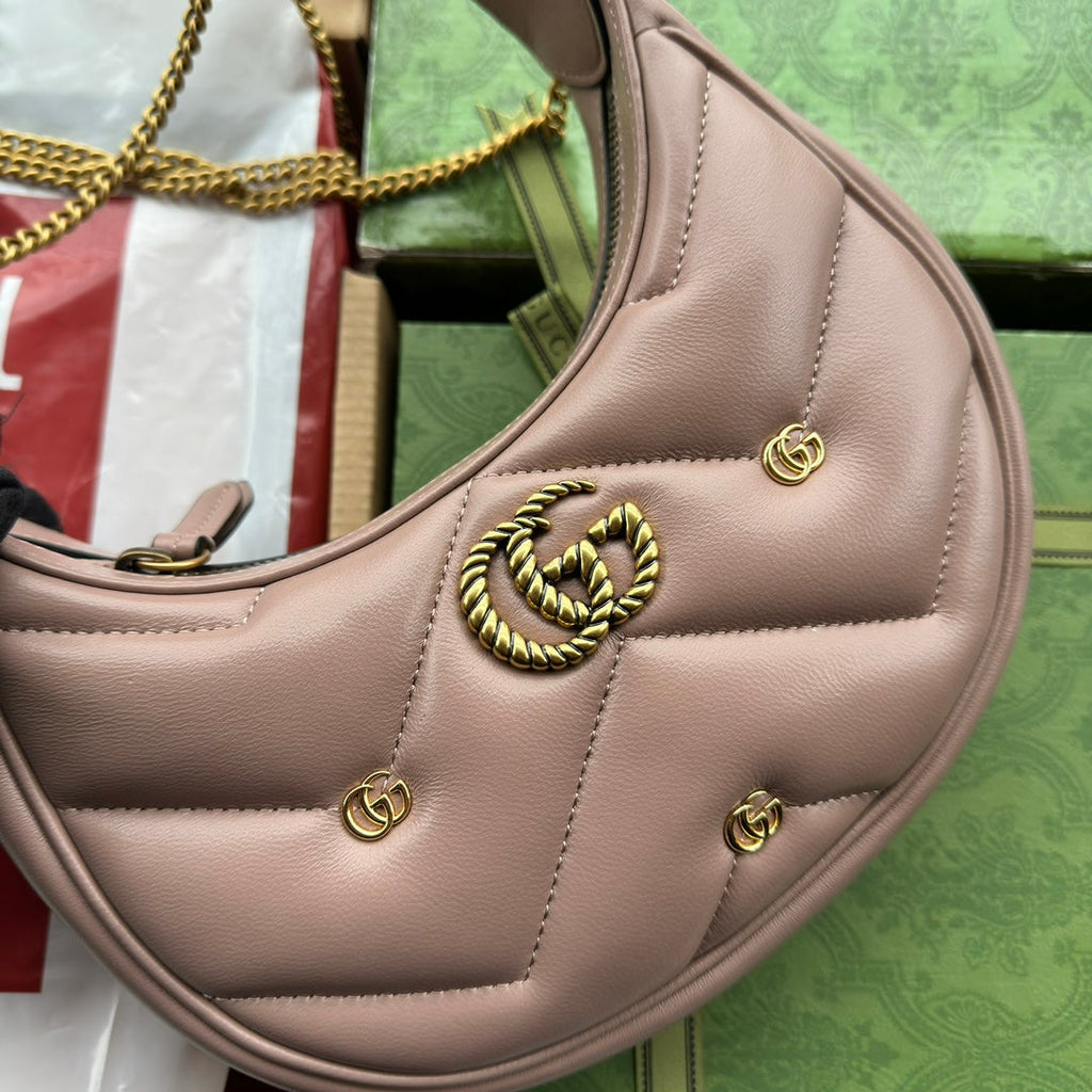 Sac GG Marmont en forme de demi-lune 21 cm en cuir de veau nude avec accastillage doré