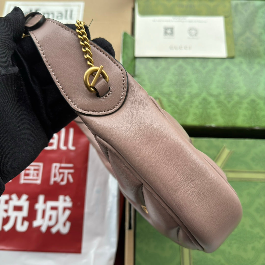 Sac GG Marmont en forme de demi-lune 21 cm en cuir de veau nude avec accastillage doré