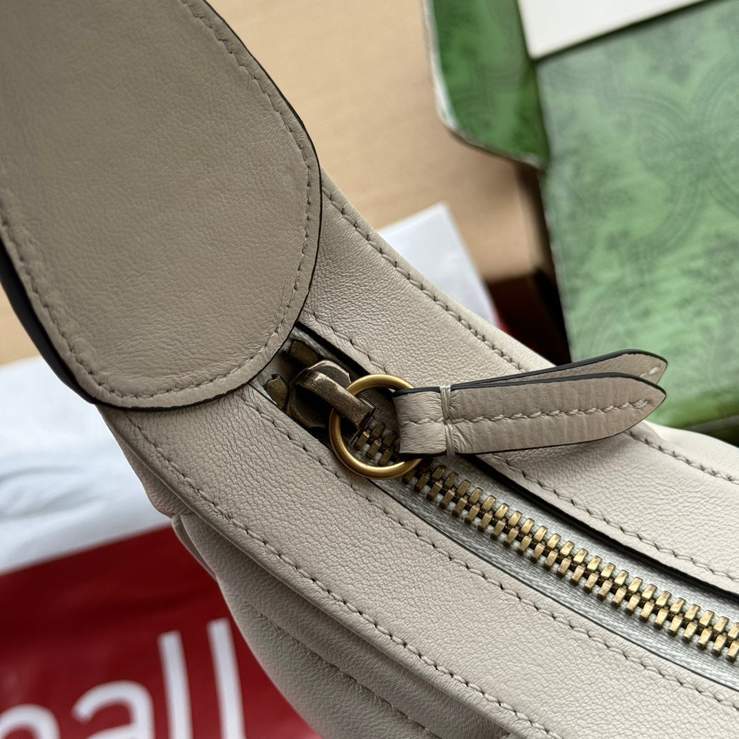 GG MARMONT DEMI-LUNE 21 CM EN CUIR DE VEAU BLANC QUINCAILLERIE DORÉ