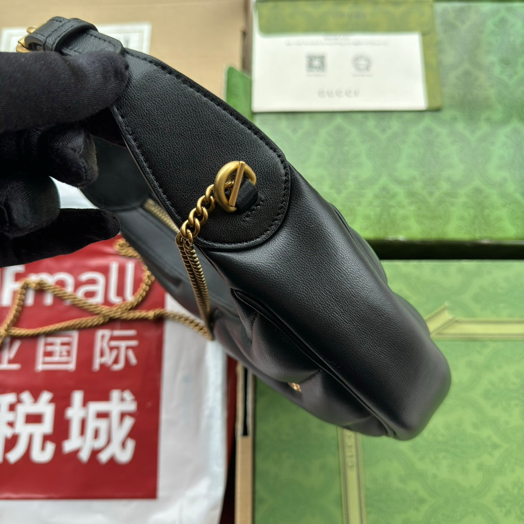 Sac GG Marmont en forme de demi-lune 21 cm en cuir de veau noir avec accastillage doré