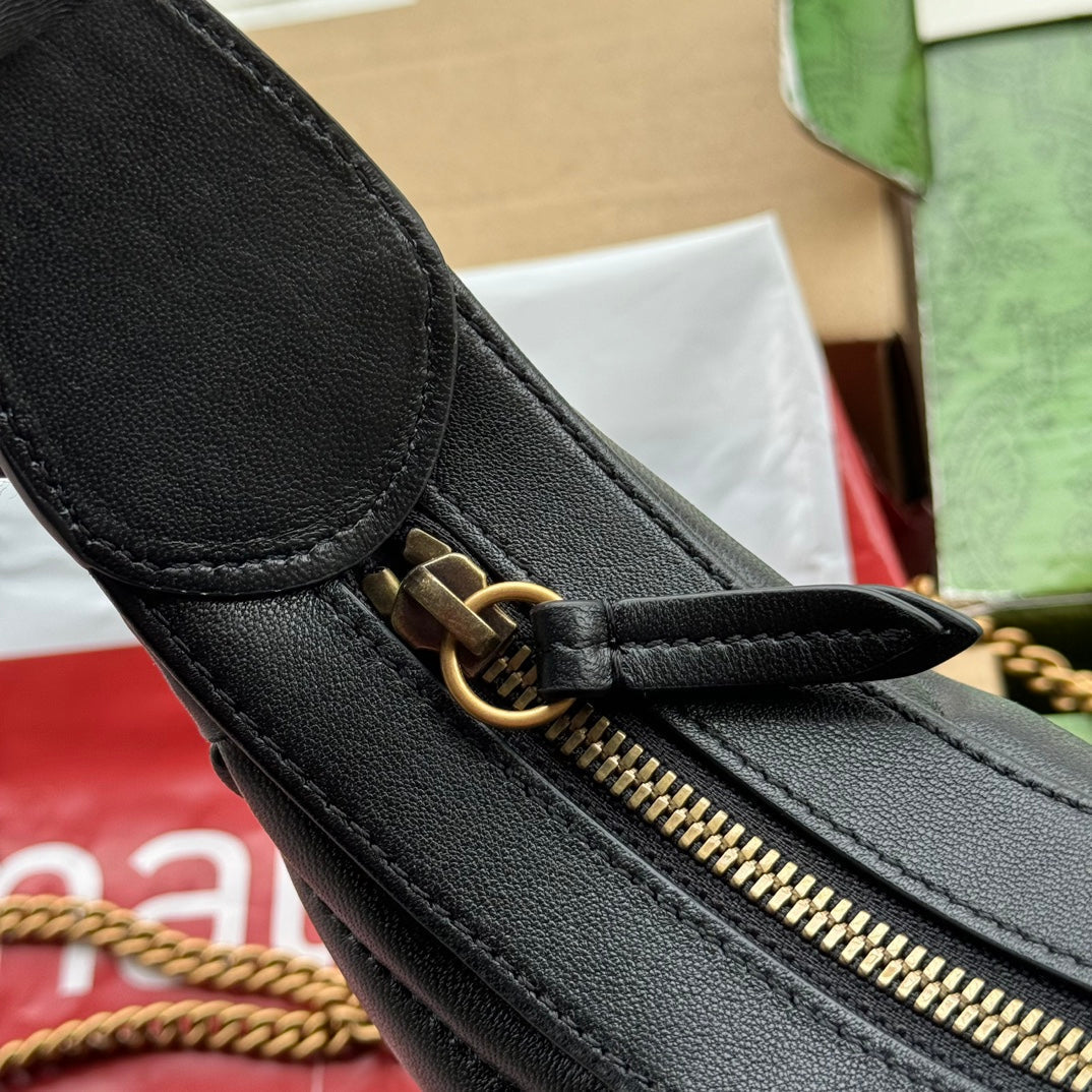 Sac GG Marmont en forme de demi-lune 21 cm en cuir de veau noir avec accastillage doré