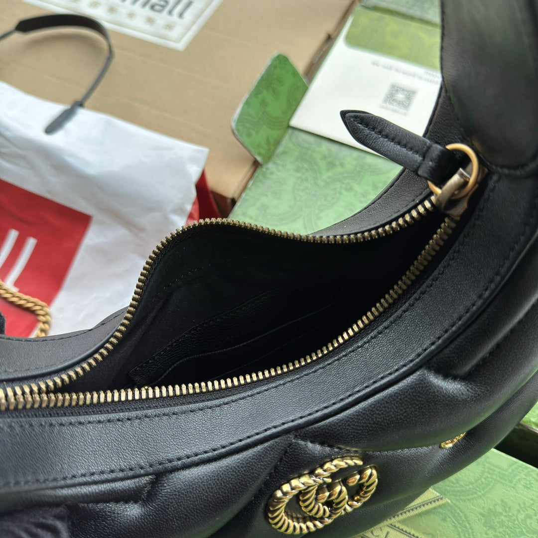Sac GG Marmont en forme de demi-lune 21 cm en cuir de veau noir avec accastillage doré