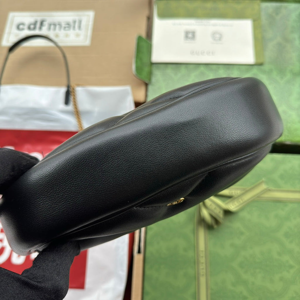 Sac GG Marmont en forme de demi-lune 21 cm en cuir de veau noir avec accastillage doré