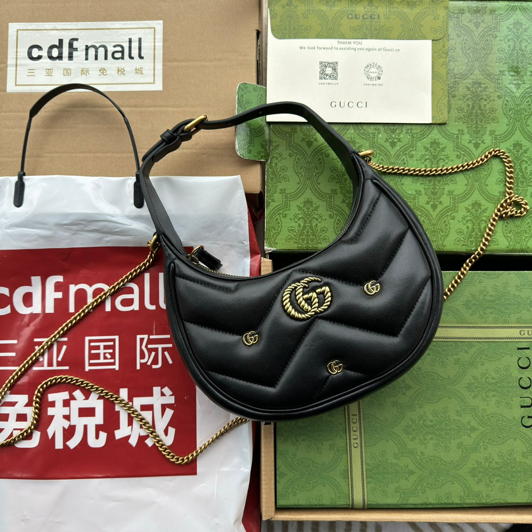 Sac GG Marmont en forme de demi-lune 21 cm en cuir de veau noir avec accastillage doré
