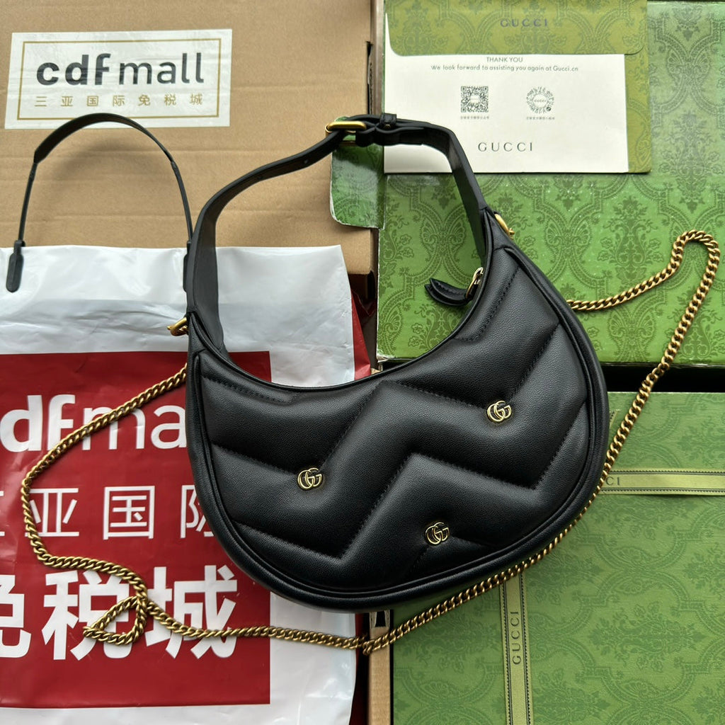 Sac GG Marmont en forme de demi-lune 21 cm en cuir de veau noir avec accastillage doré