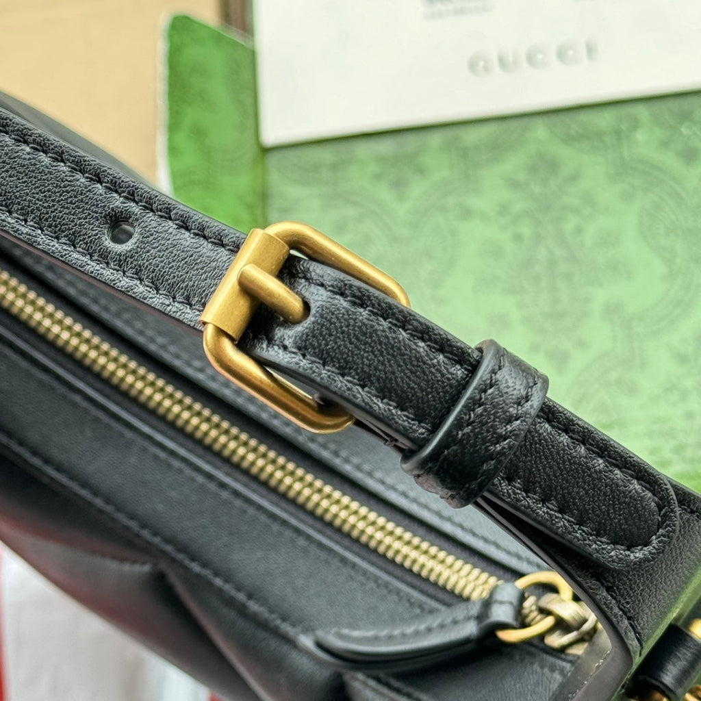 Sac GG Marmont en forme de demi-lune 21 cm en cuir de veau noir avec accastillage doré