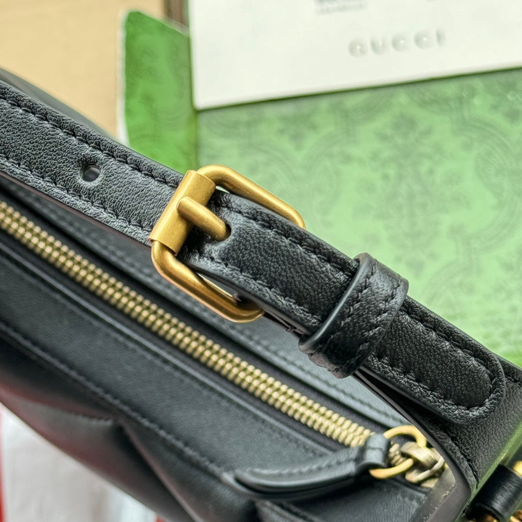 Sac GG Marmont en forme de demi-lune 21 cm en cuir de veau noir avec accastillage doré
