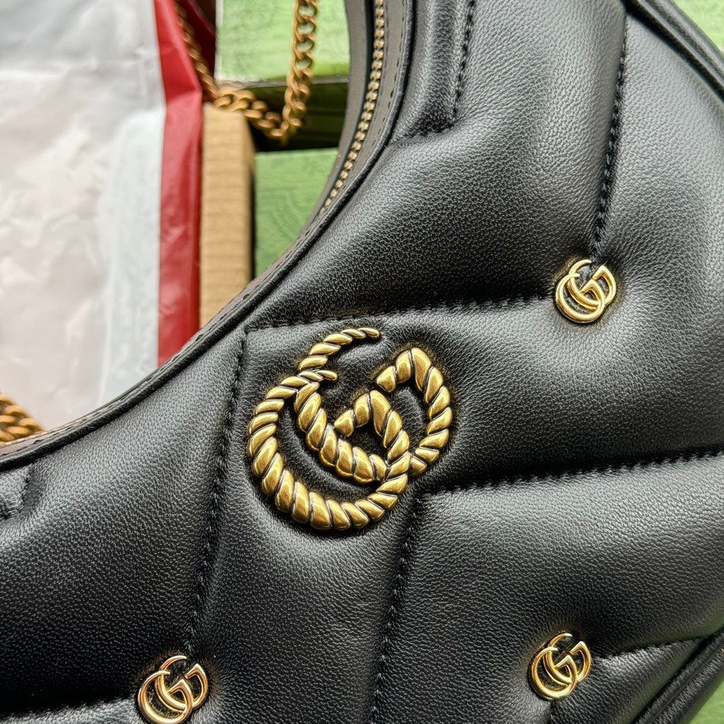 Sac GG Marmont en forme de demi-lune 21 cm en cuir de veau noir avec accastillage doré
