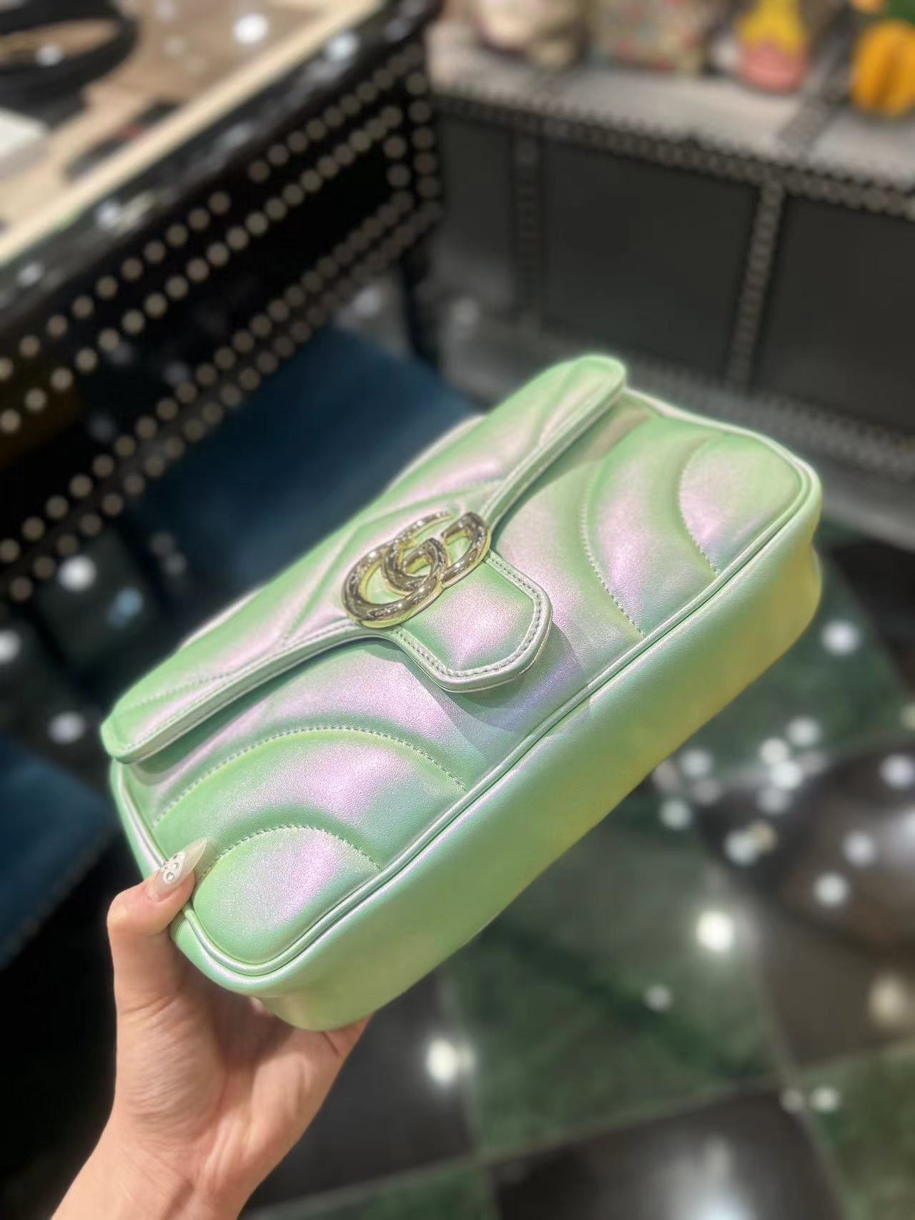 SAC À BANDOULIÈRE MOYEN GG MARMONT 26 EN CUIR DE VEAU VERT IRISÉ