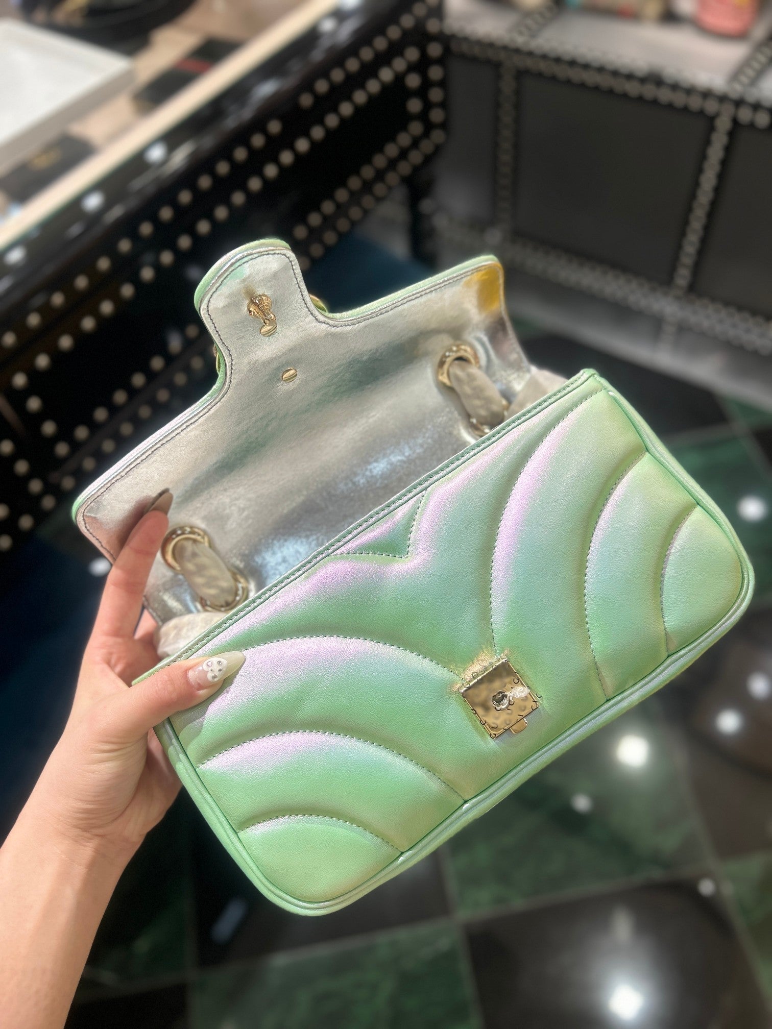 SAC À BANDOULIÈRE MOYEN GG MARMONT 26 EN CUIR DE VEAU VERT IRISÉ