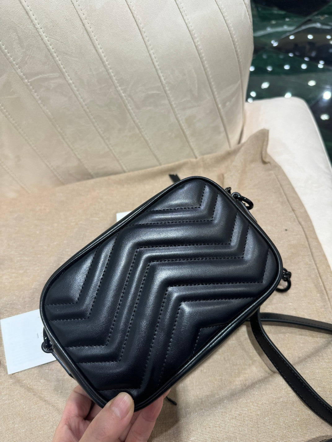 SAC À BANDOULIÈRE GG MINI 18 MARMONT MATELASSÉ EN CUIR DE VEAU NOIR