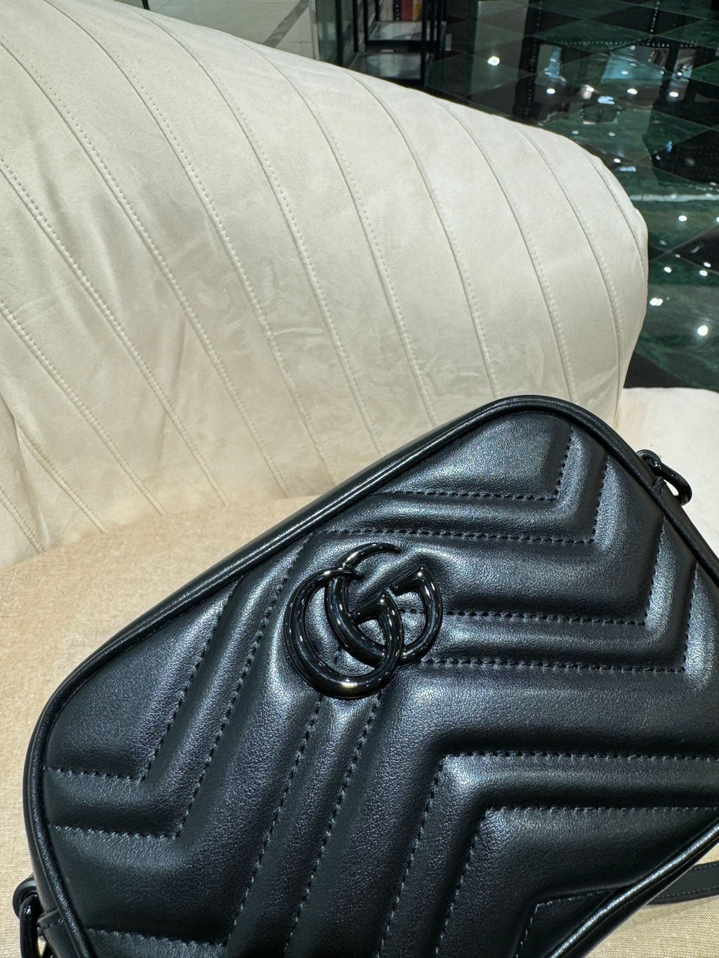 SAC À BANDOULIÈRE GG MINI 18 MARMONT MATELASSÉ EN CUIR DE VEAU NOIR