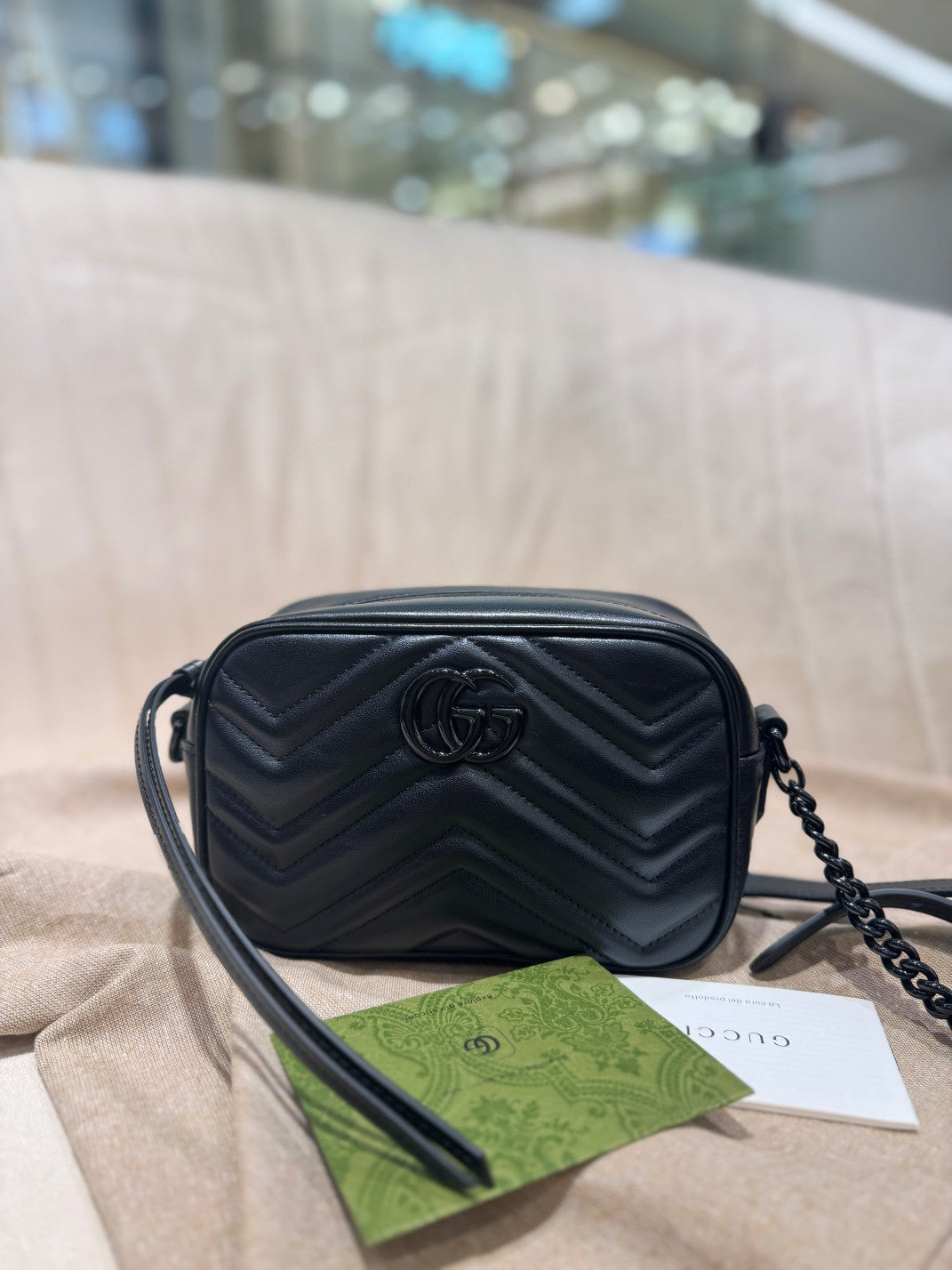 SAC À BANDOULIÈRE GG MINI 18 MARMONT MATELASSÉ EN CUIR DE VEAU NOIR