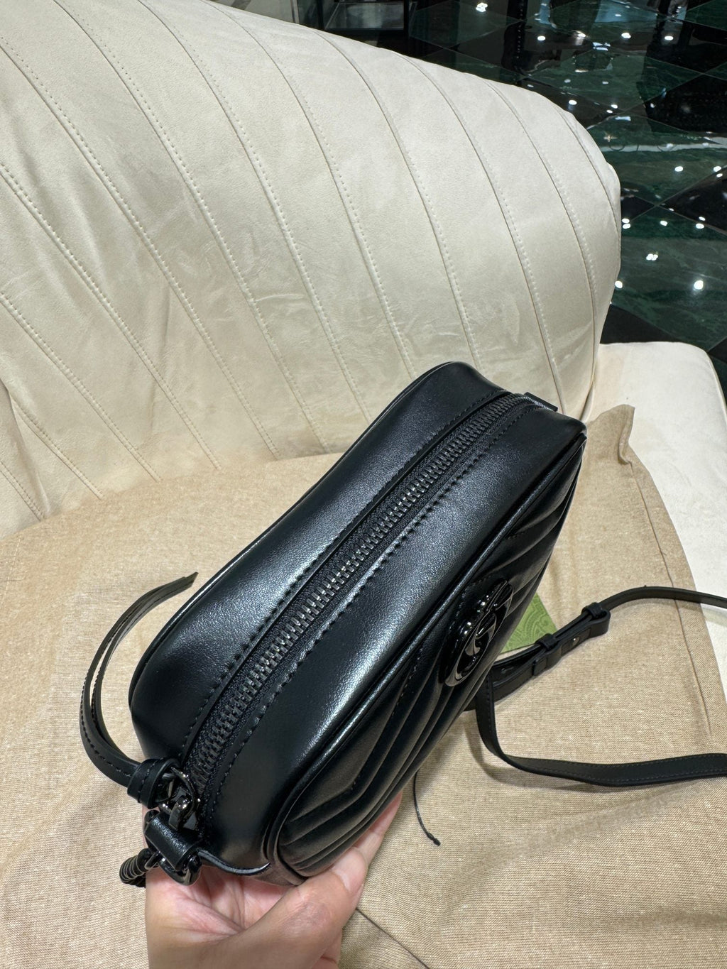 SAC À BANDOULIÈRE GG MINI 18 MARMONT MATELASSÉ EN CUIR DE VEAU NOIR