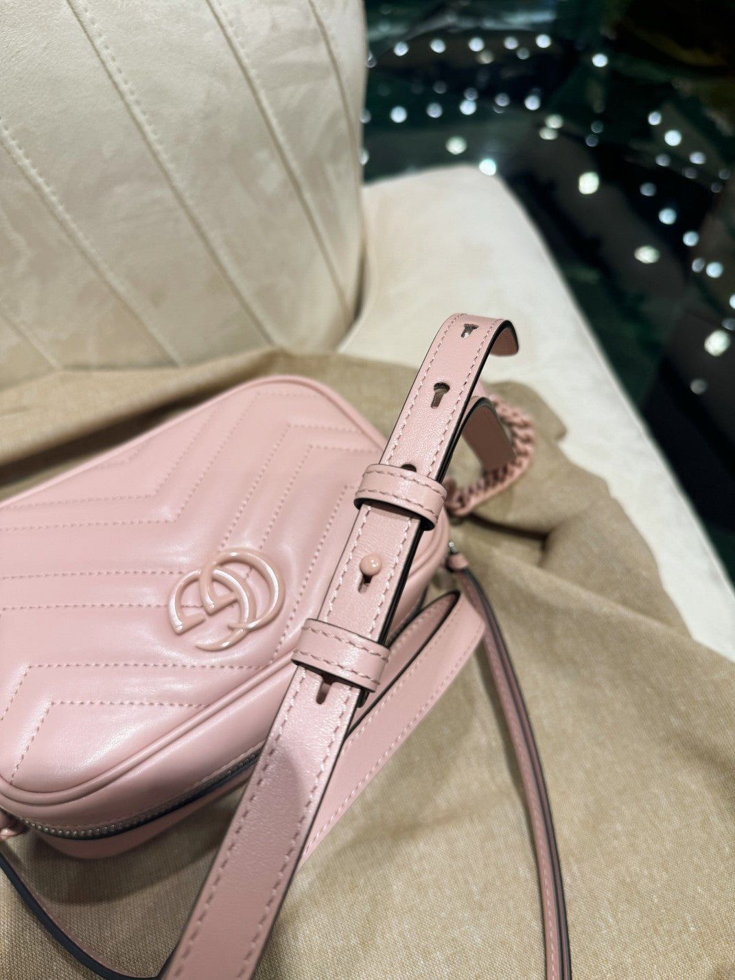 SAC À BANDOULIÈRE GG MINI 18 MARMONT MATELASSÉ EN CUIR DE VEAU ROSE CLAIR