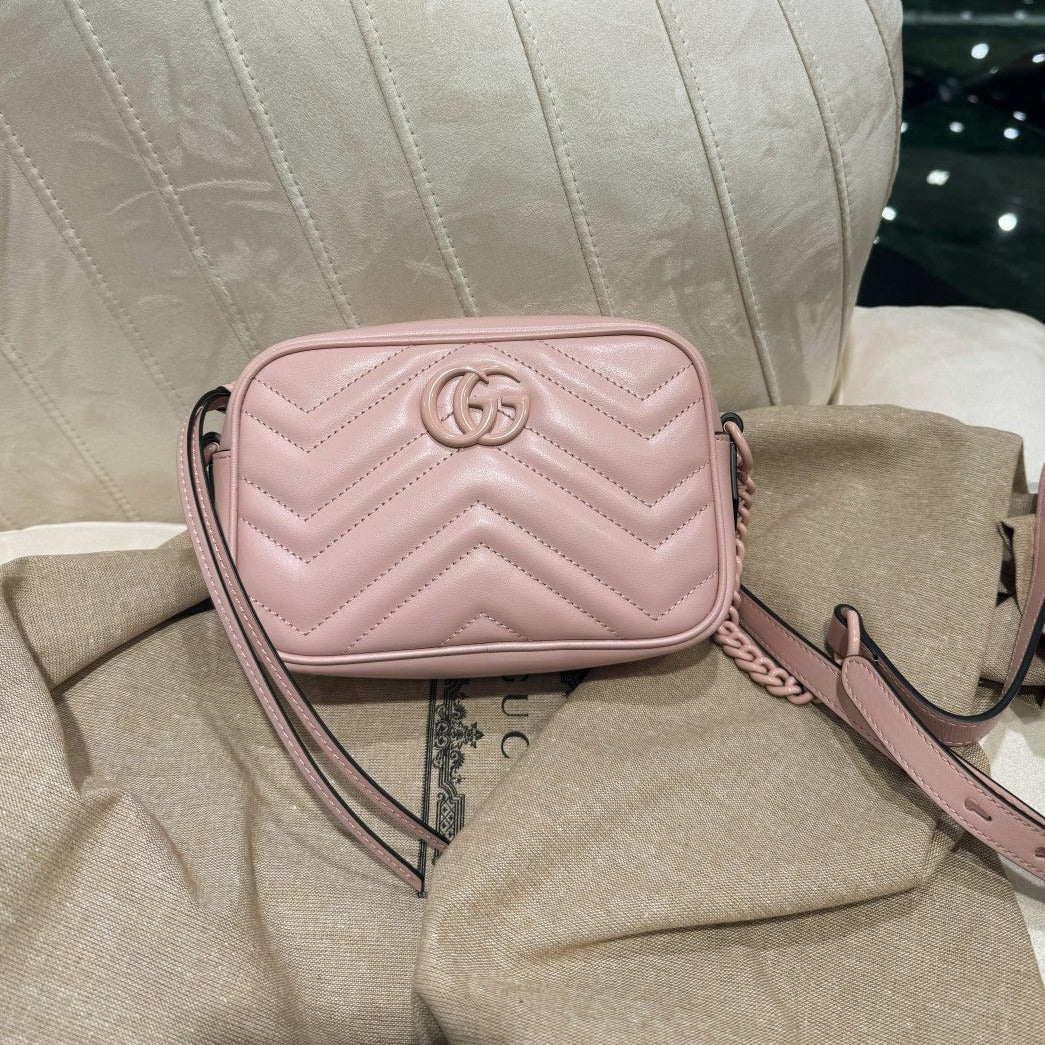 SAC À BANDOULIÈRE GG MINI 18 MARMONT MATELASSÉ EN CUIR DE VEAU ROSE CLAIR