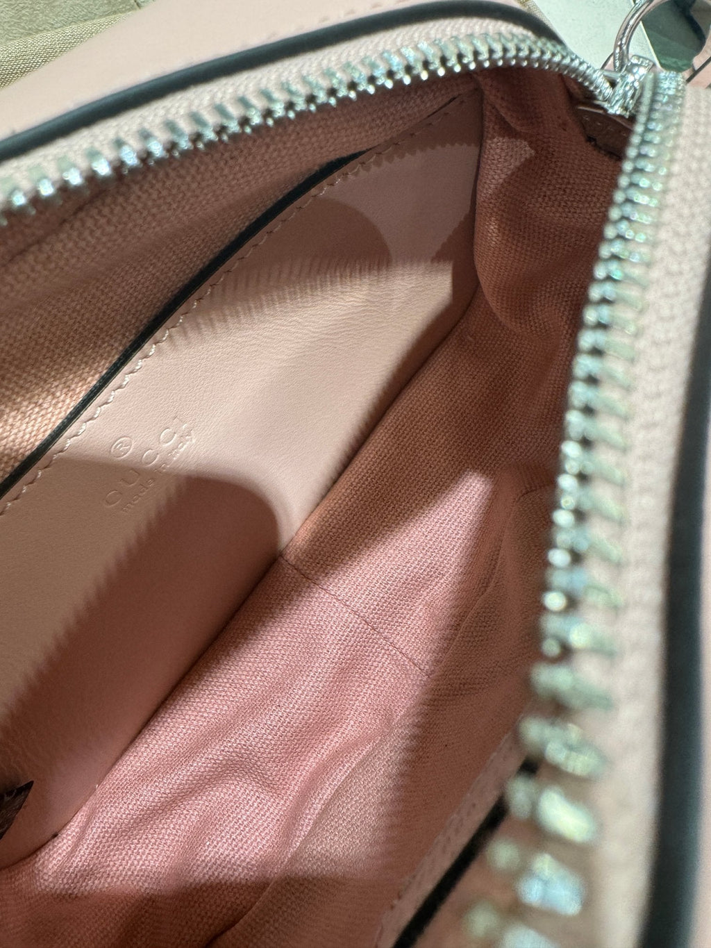 SAC À BANDOULIÈRE GG MINI 18 MARMONT MATELASSÉ EN CUIR DE VEAU ROSE CLAIR
