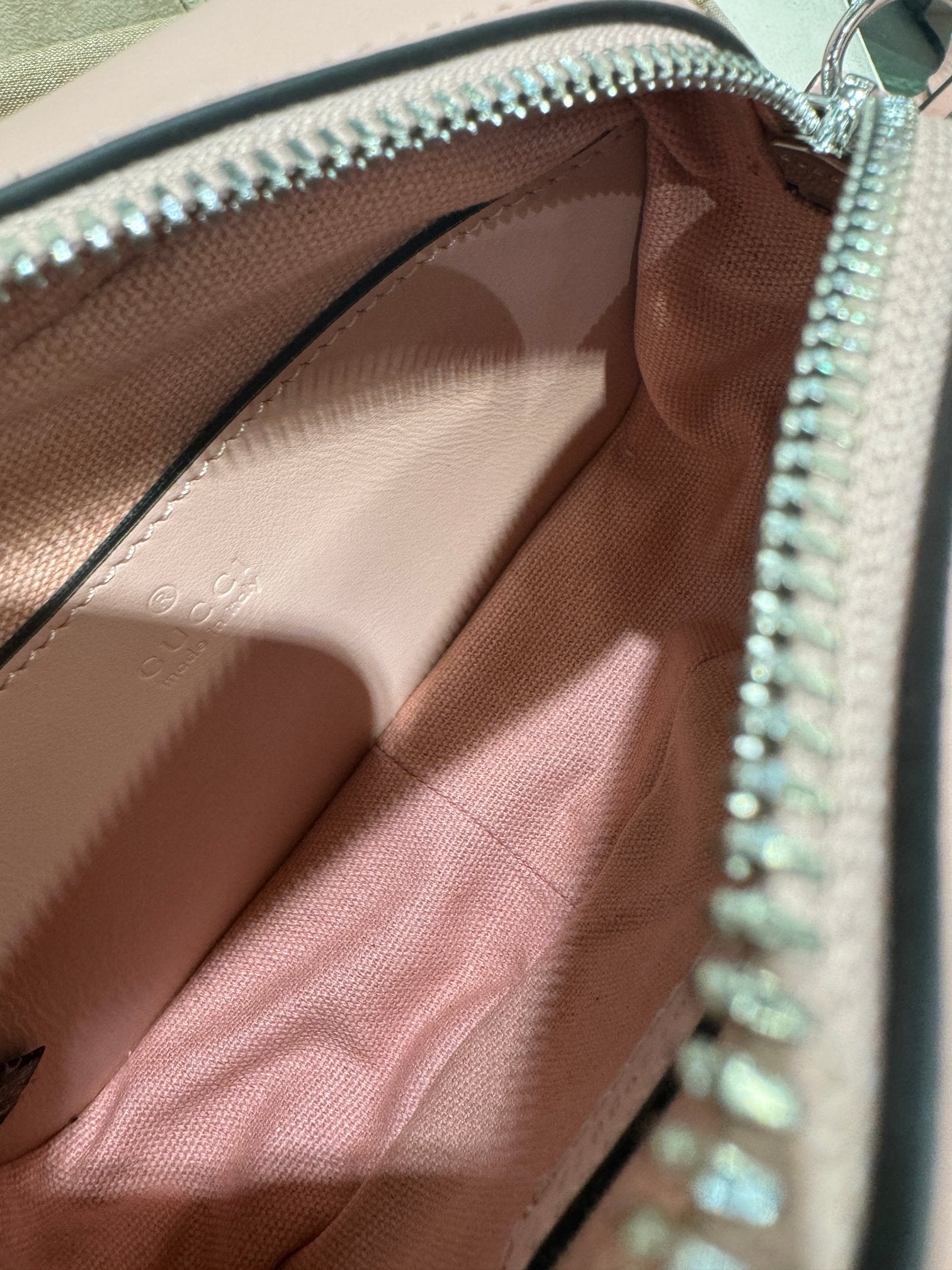 SAC À BANDOULIÈRE GG MINI 18 MARMONT MATELASSÉ EN CUIR DE VEAU ROSE CLAIR