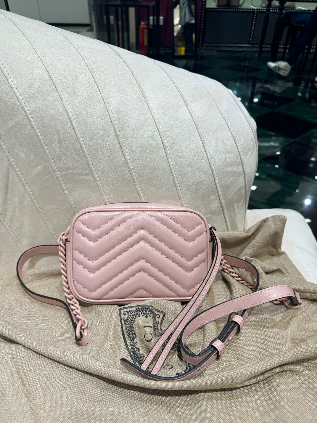 SAC À BANDOULIÈRE GG MINI 18 MARMONT MATELASSÉ EN CUIR DE VEAU ROSE CLAIR