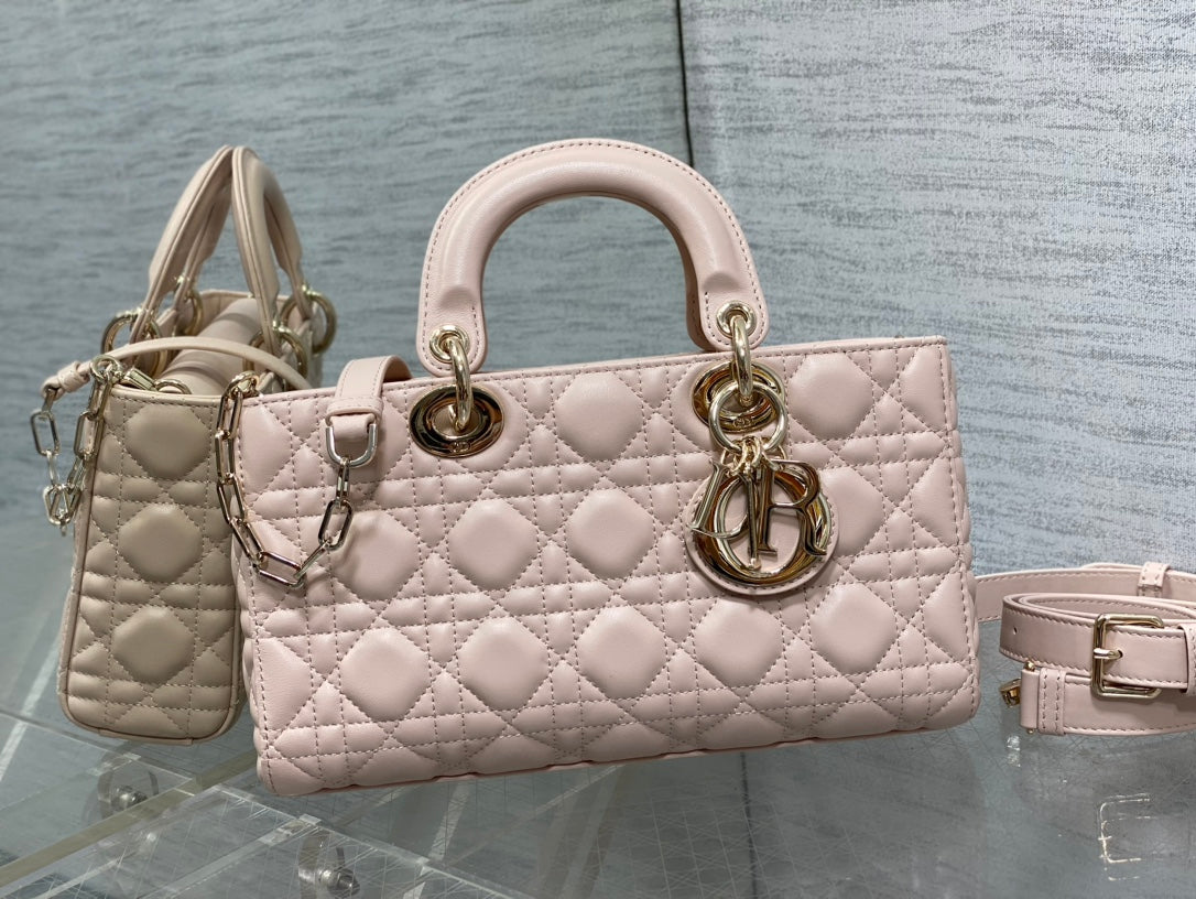 MEDIUM LADY D-JOY 26 PEAU D'AGNEAU ROSE POUDRÉ