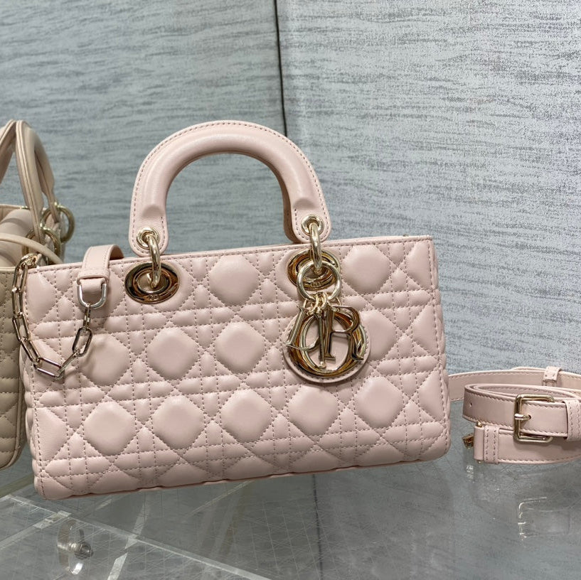 MEDIUM LADY D-JOY 26 PEAU D'AGNEAU ROSE POUDRÉ