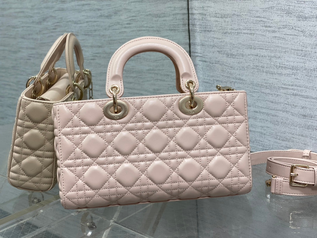 MEDIUM LADY D-JOY 26 PEAU D'AGNEAU ROSE POUDRÉ