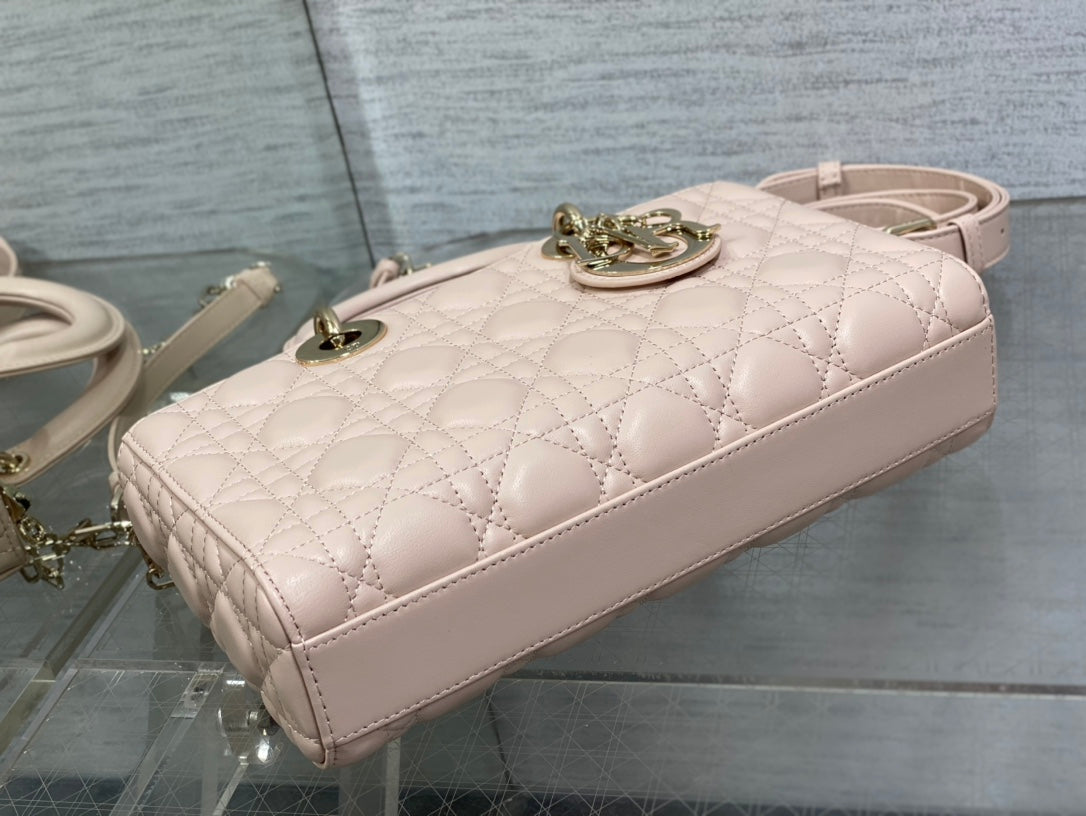 MEDIUM LADY D-JOY 26 PEAU D'AGNEAU ROSE POUDRÉ