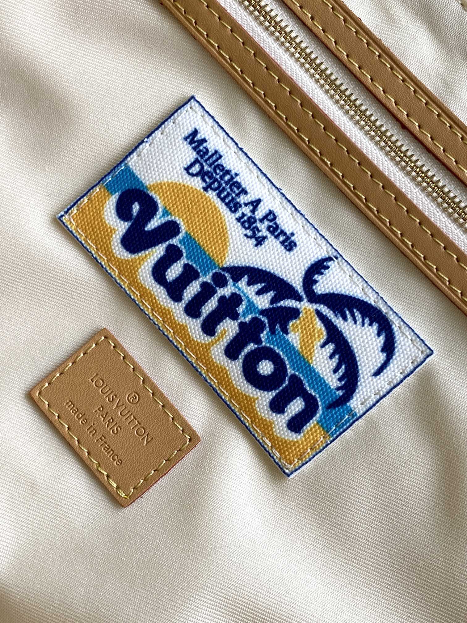 KEEPALL BANDOULIÈRE 50 EN TOILE SURFIN SABLE MOTIFS TROPICAUX MONOGRAMME